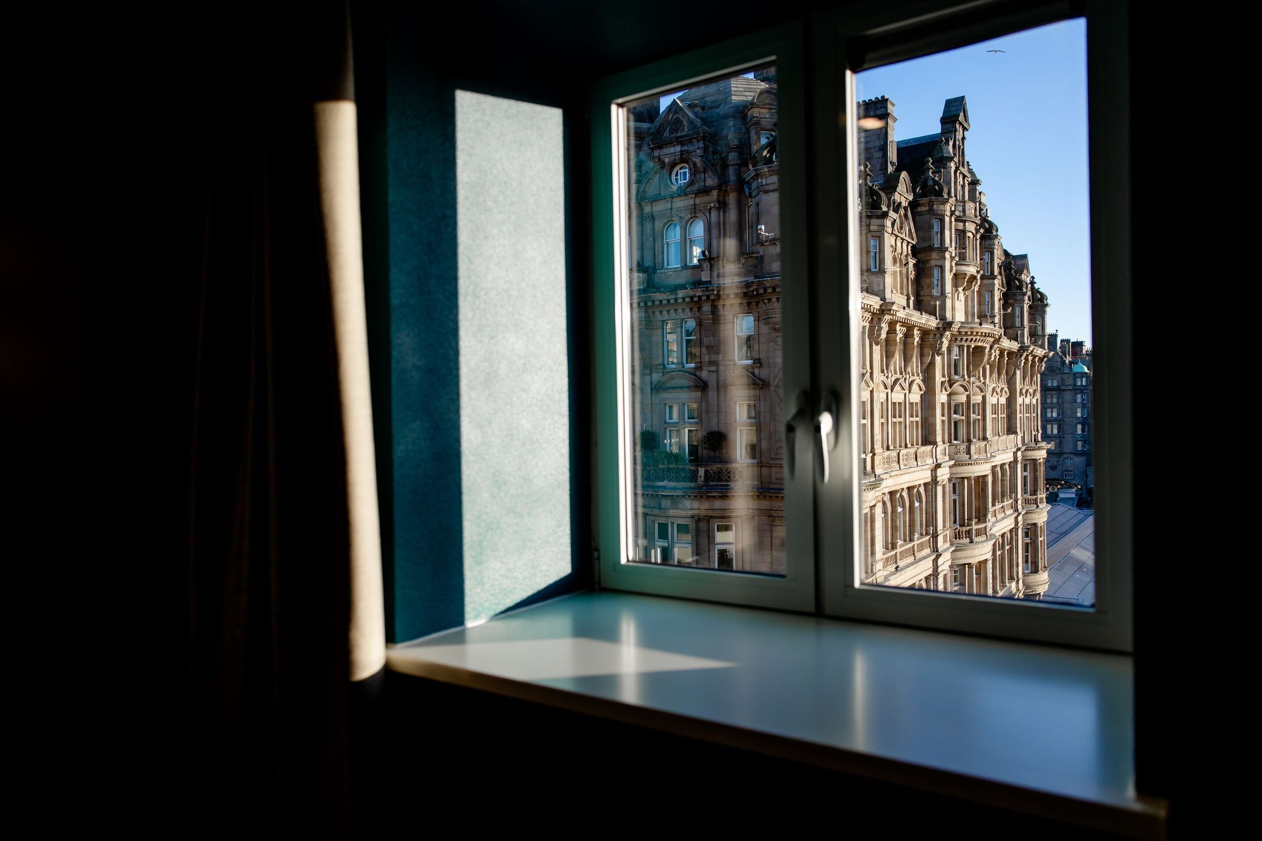 Hotel Edinburgh Princes Motel One Zimmer mit Blick aus dem Fenster auf benachbartes Gebäude
