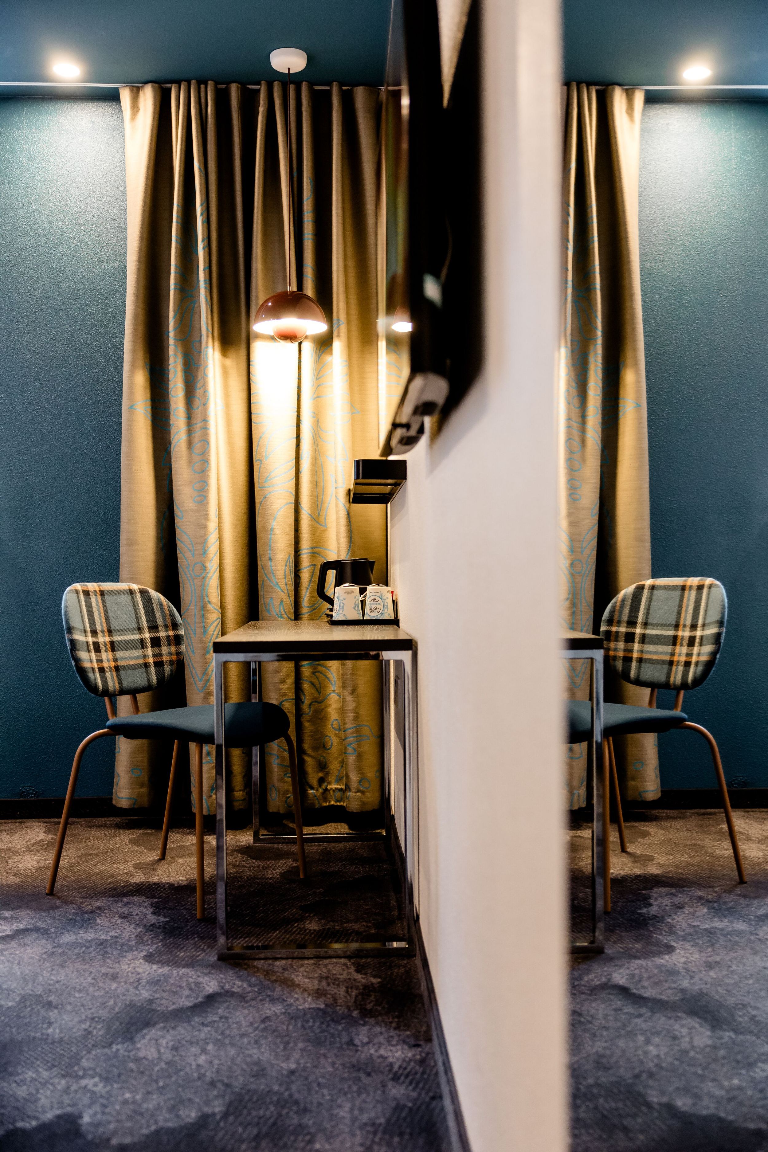 Hotel Edinburgh Princes Motel One Zimmer mit Blick auf einen großen Spiegel sowie Tisch mit Stuhl und TV an der Wand