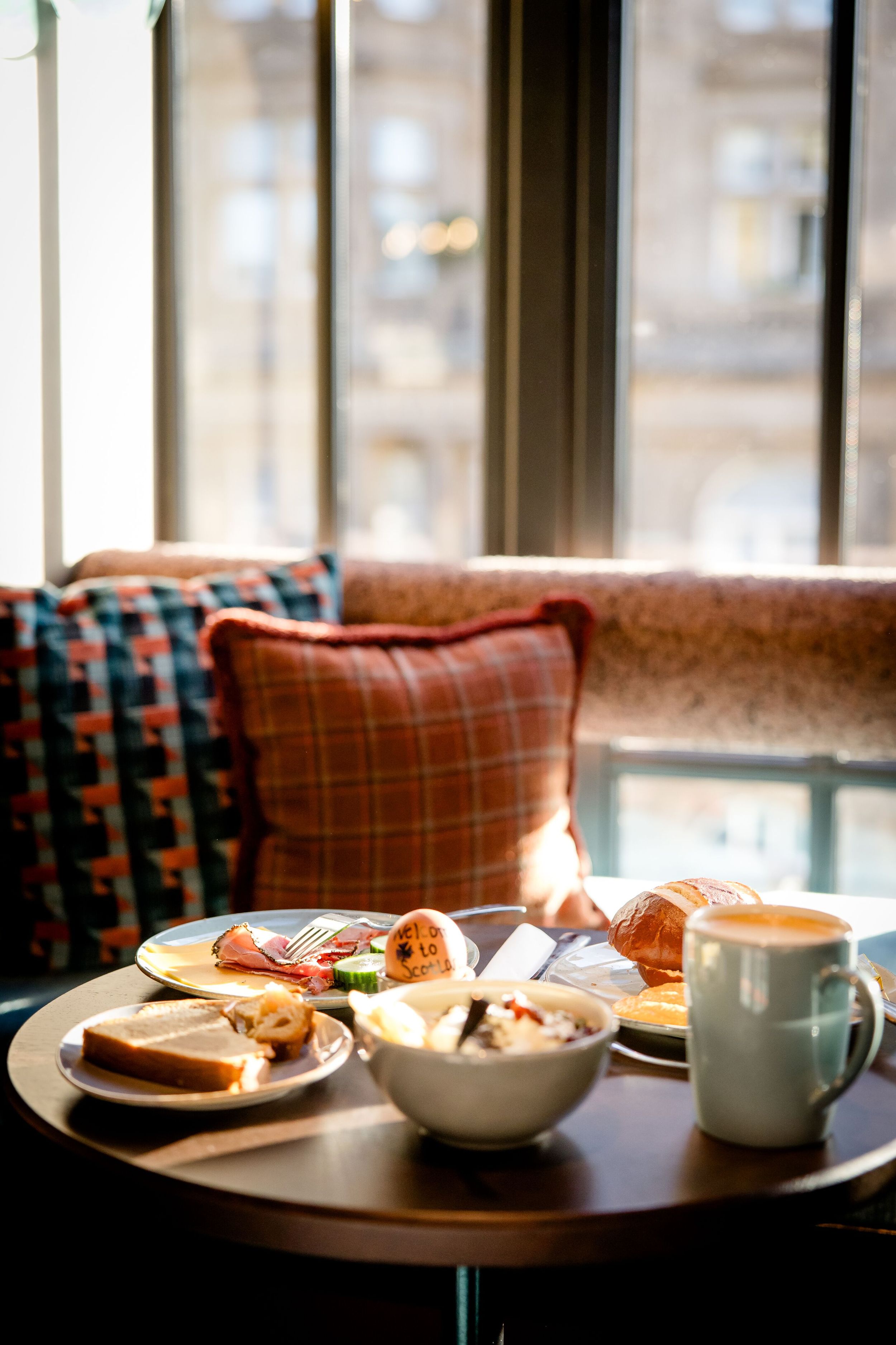 Hotel Edinburgh Princes Motel One gedeckter Frühstückstisch mit Sessel vor großem Fenster