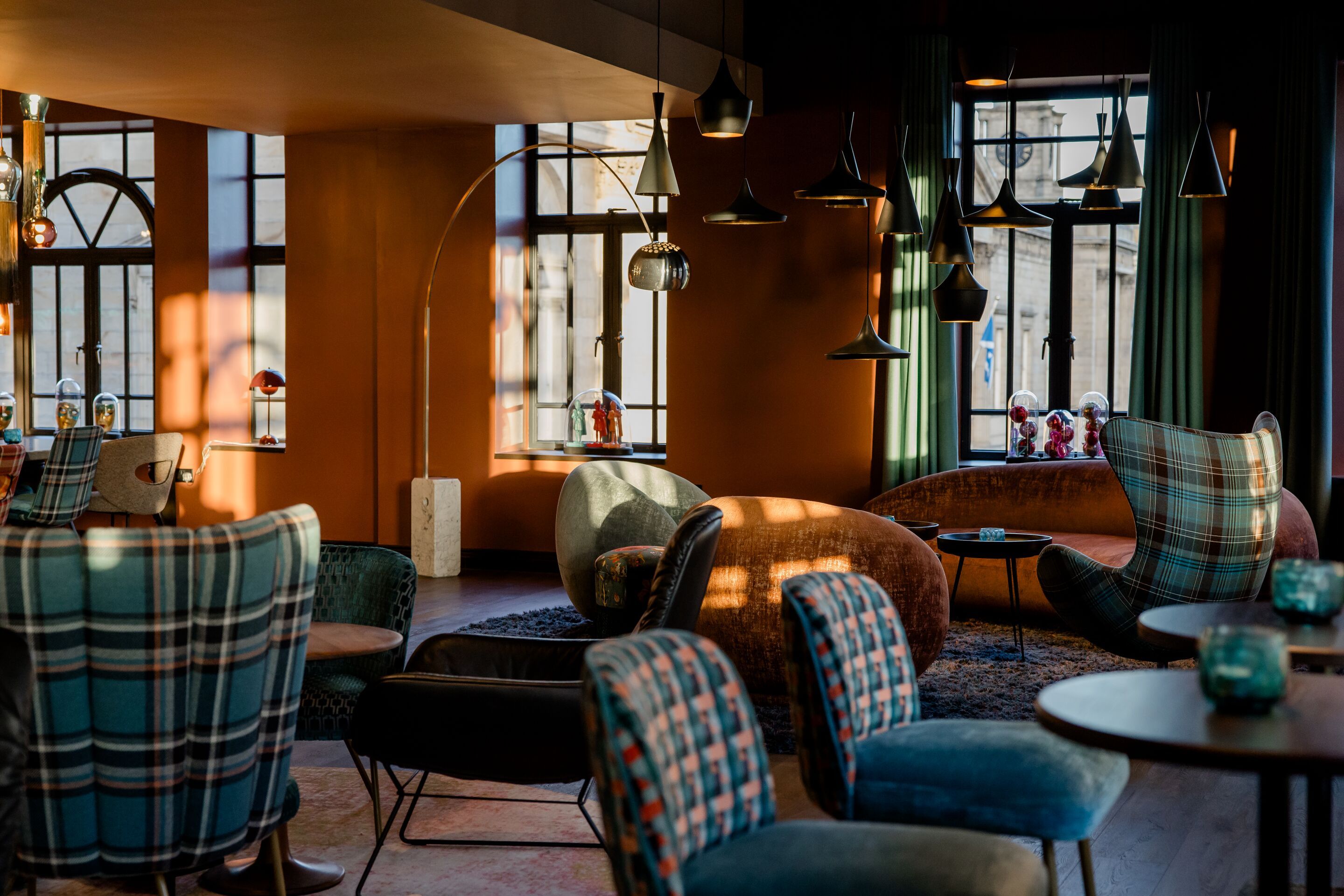 Hotel Edinburgh Princes Motel One lichtdurchflutete Lounge mit mehreren Sesseln und Stühlen sowie Beistelltischen