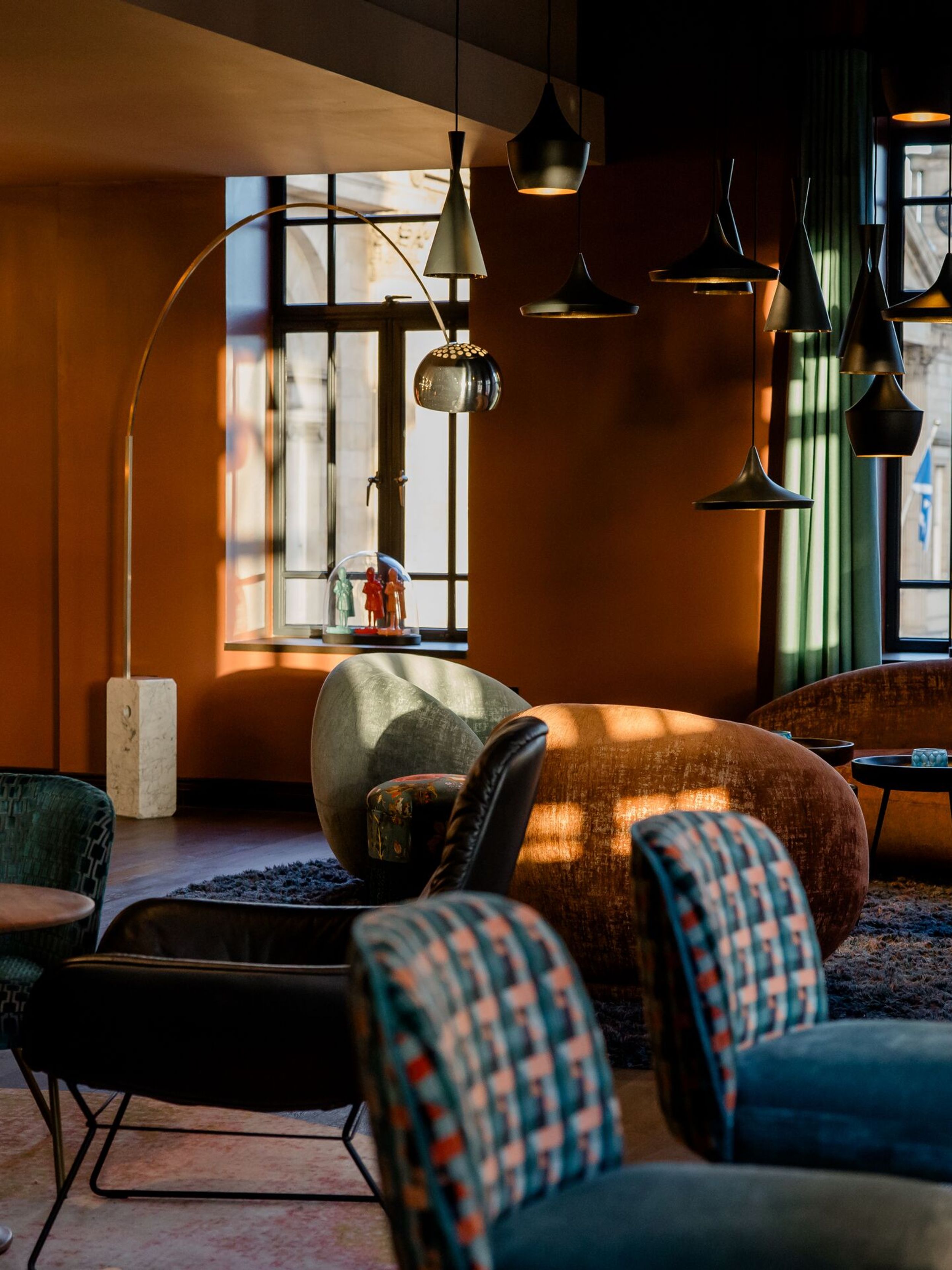 Hotel Edinburgh Princes Motel One lichtdurchflutete Lounge mit mehreren Sesseln und Stühlen sowie Beistelltischen