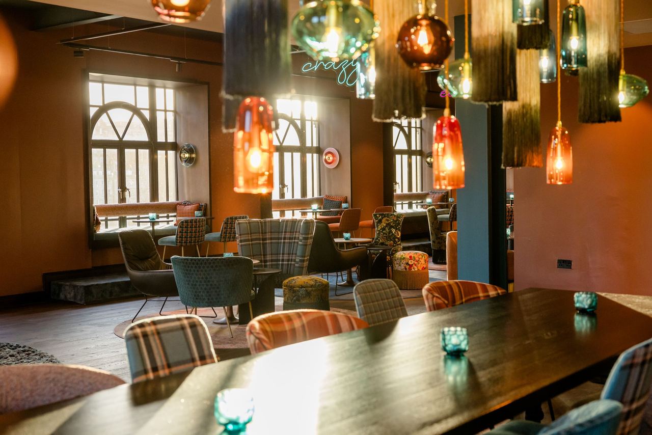 Hotel Edinburgh Princes Motel One lichtdurchflutete Lounge mit mehreren Sitzgelegenheiten und Tischen zum Verweilen