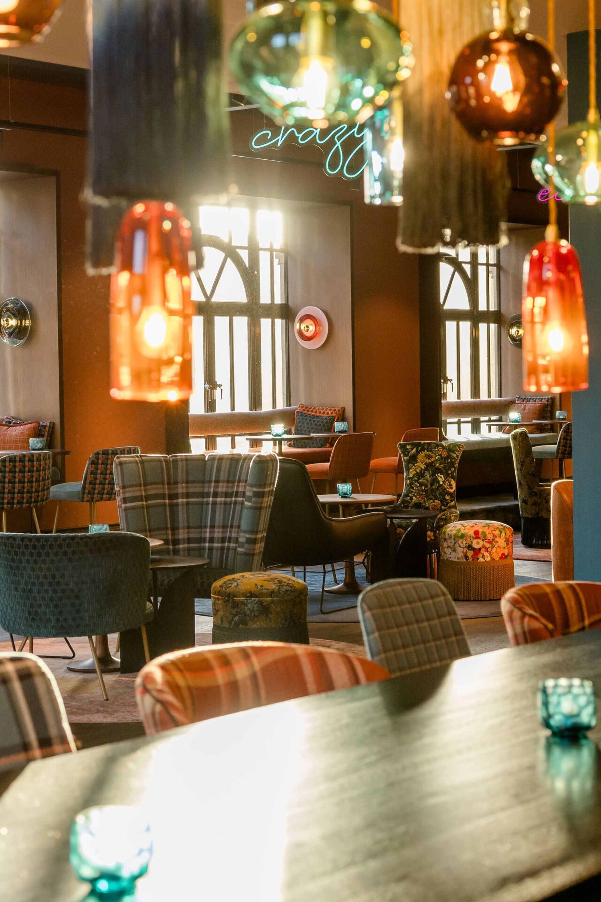 Hotel Edinburgh Princes Motel One lichtdurchflutete Lounge mit mehreren Sitzgelegenheiten und Tischen zum Verweilen