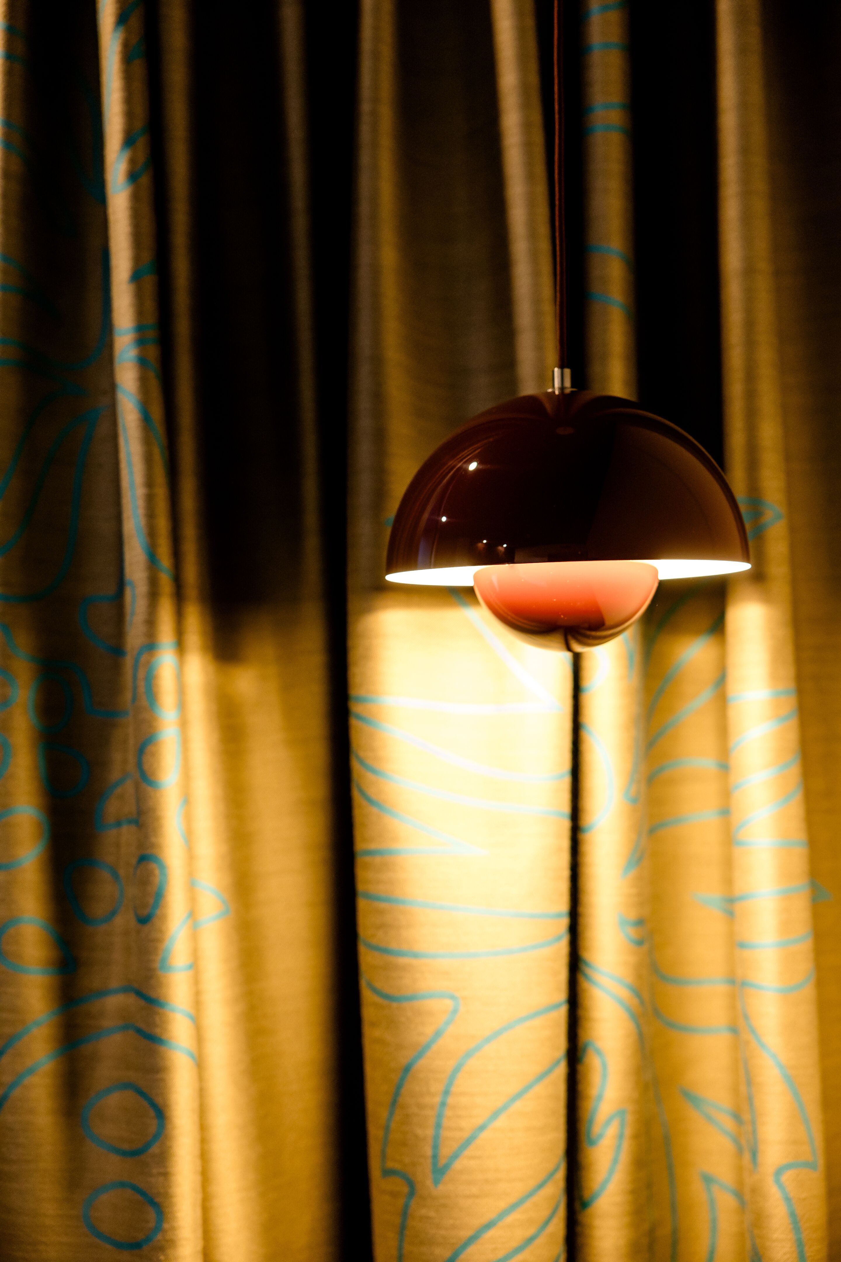 Hotel Edinburgh Princes Motel One Zimmer mit Blick auf eine runde Stehlampe vor einem großen Vorhang