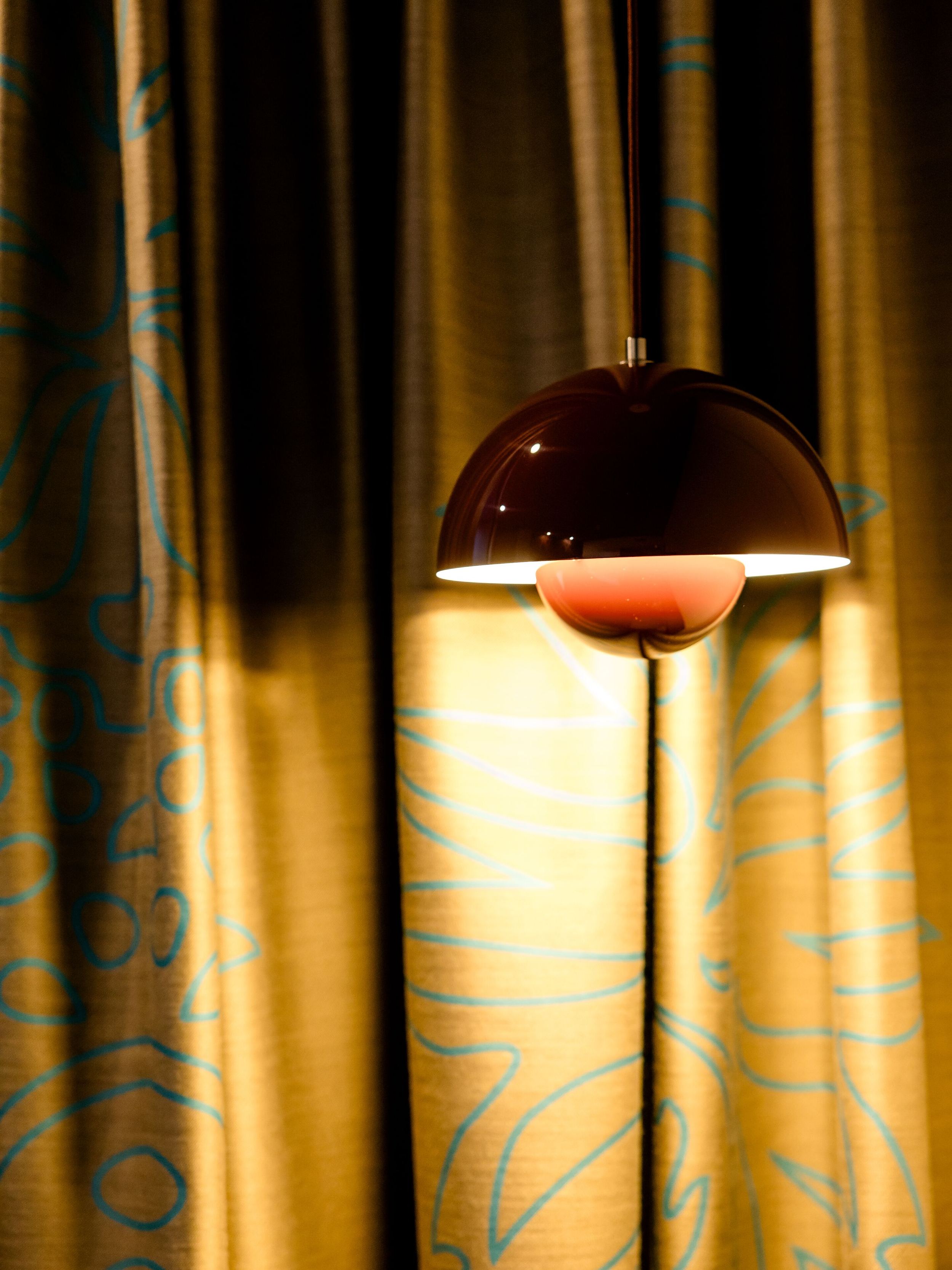 Hotel Edinburgh Princes Motel One Zimmer mit Blick auf eine runde Stehlampe vor einem großen Vorhang