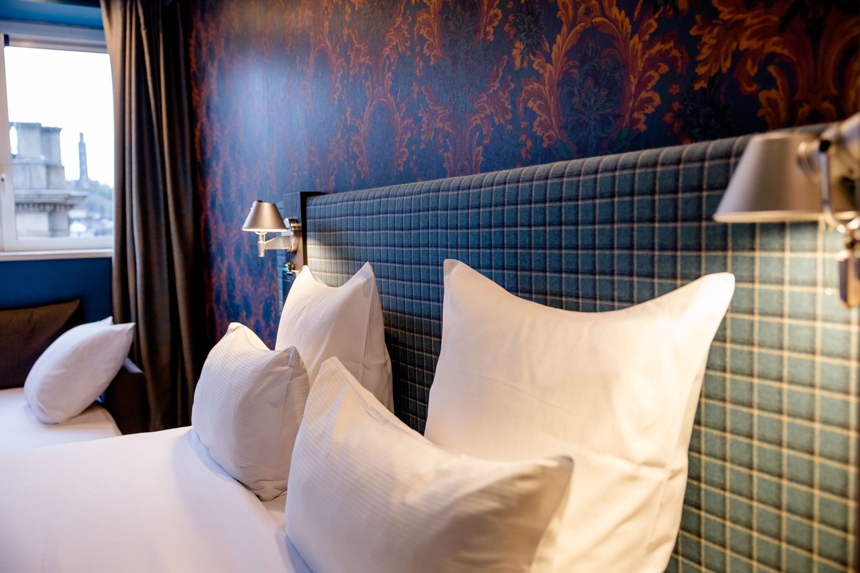 Hotel Motel One Edinburgh-Princes helles Zimmer mit Doppelbett