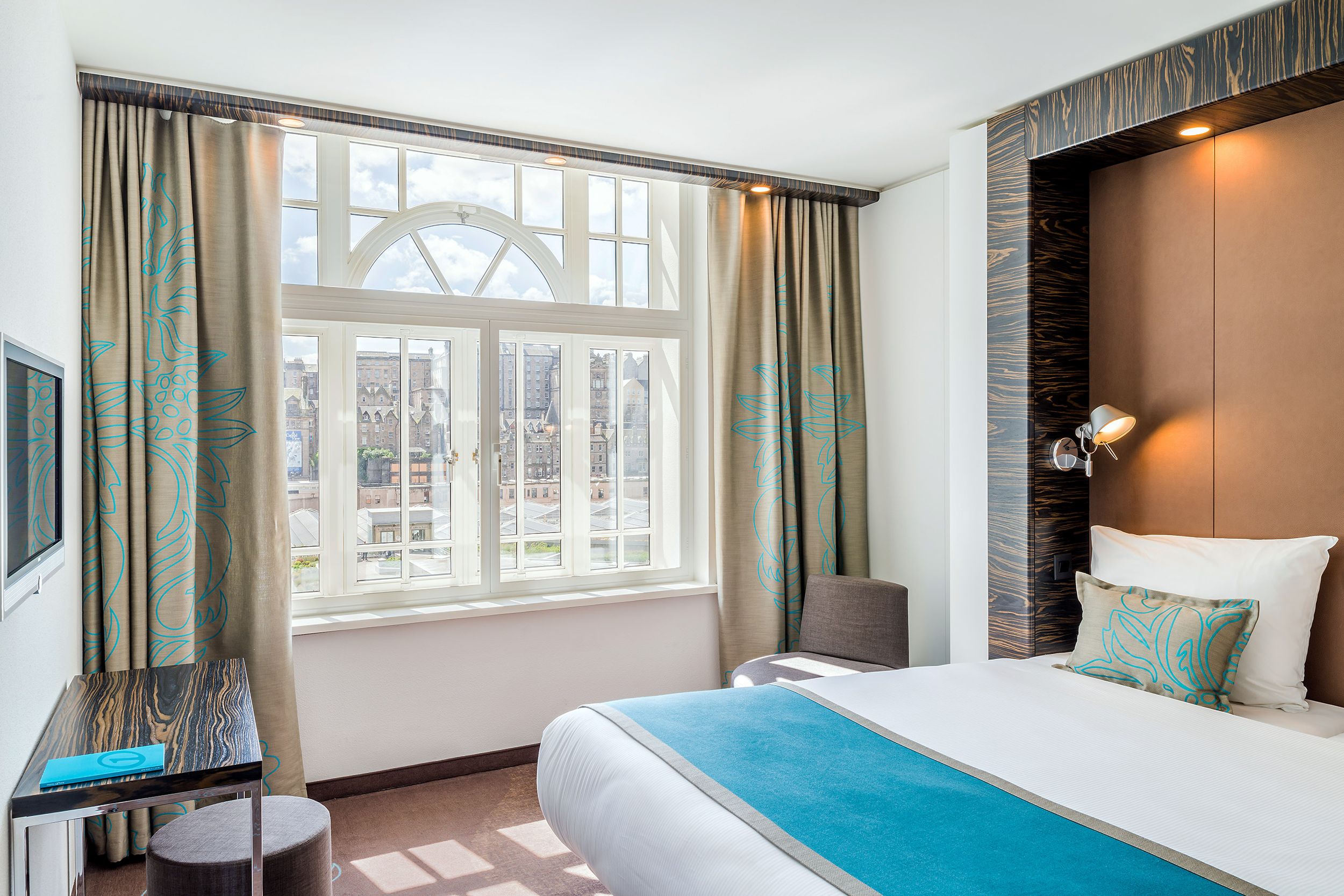 Hotel Edinburgh Princes Motel One Zimmer mit Doppelbett und direkter Sonneneinstrahlung durch ein großes Fenster