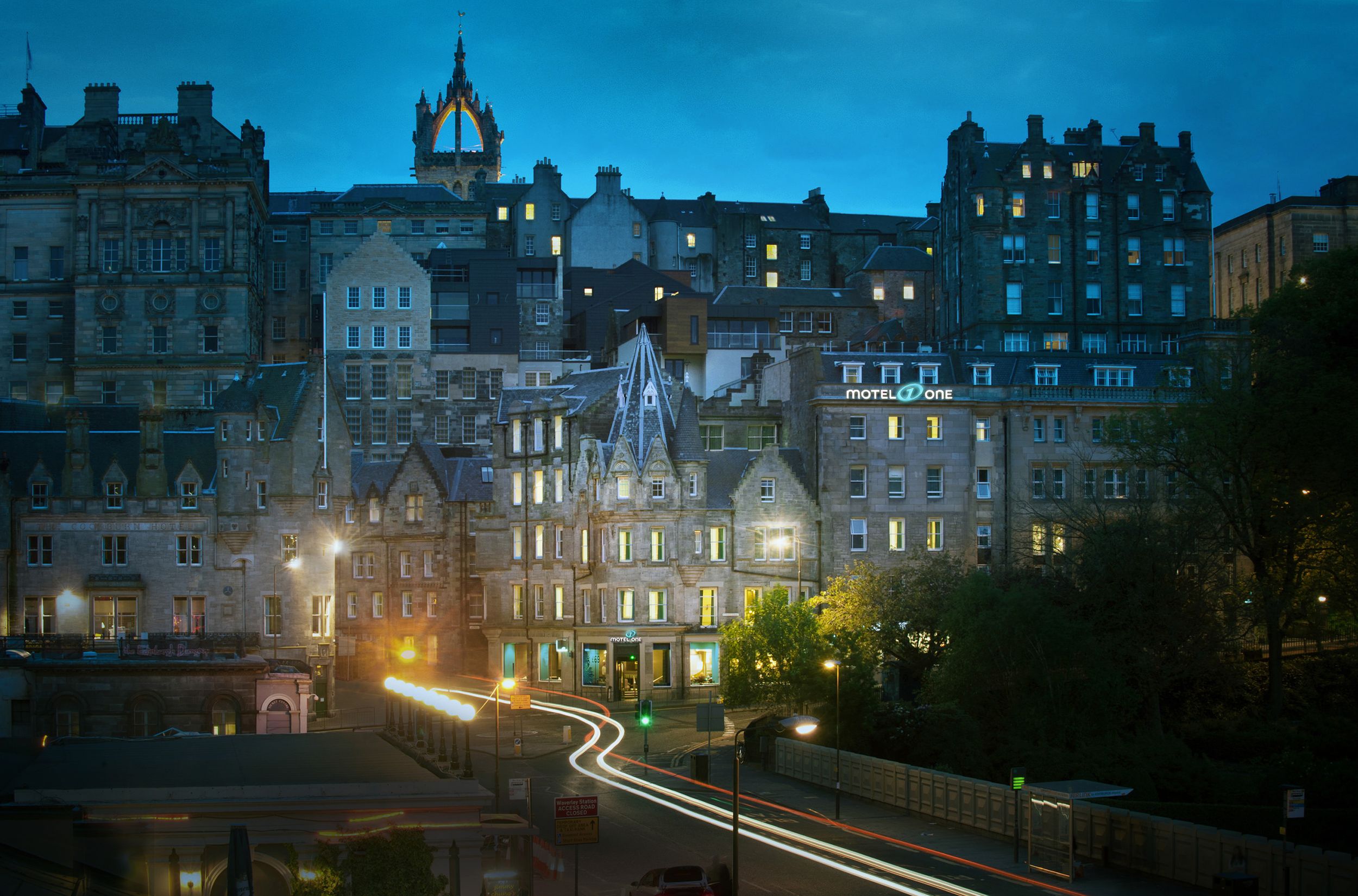 Hotel Edinburgh Royal Motel One Fassade bei Abend