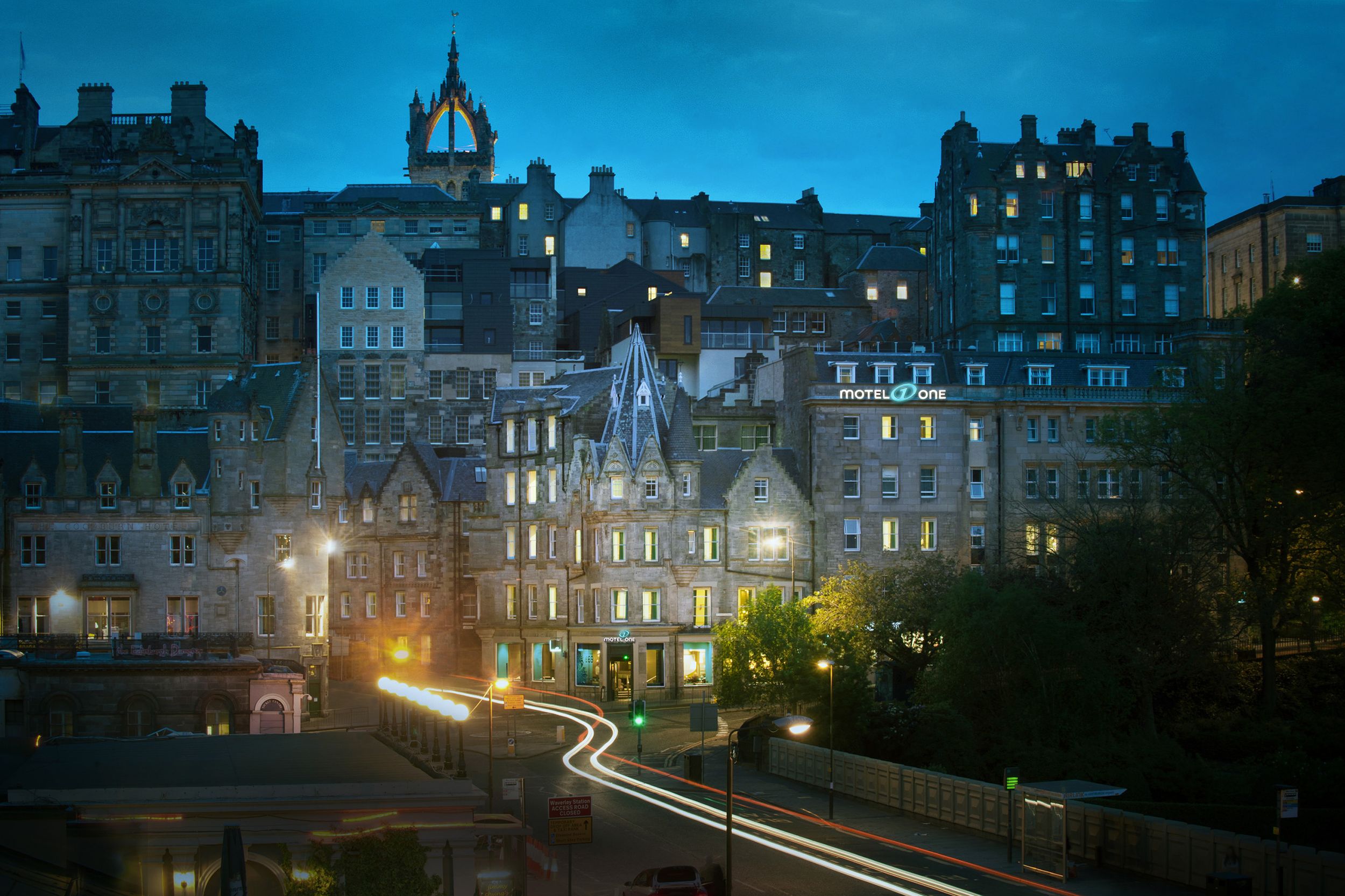 Hotel Edinburgh Royal Motel One Fassade bei Abend