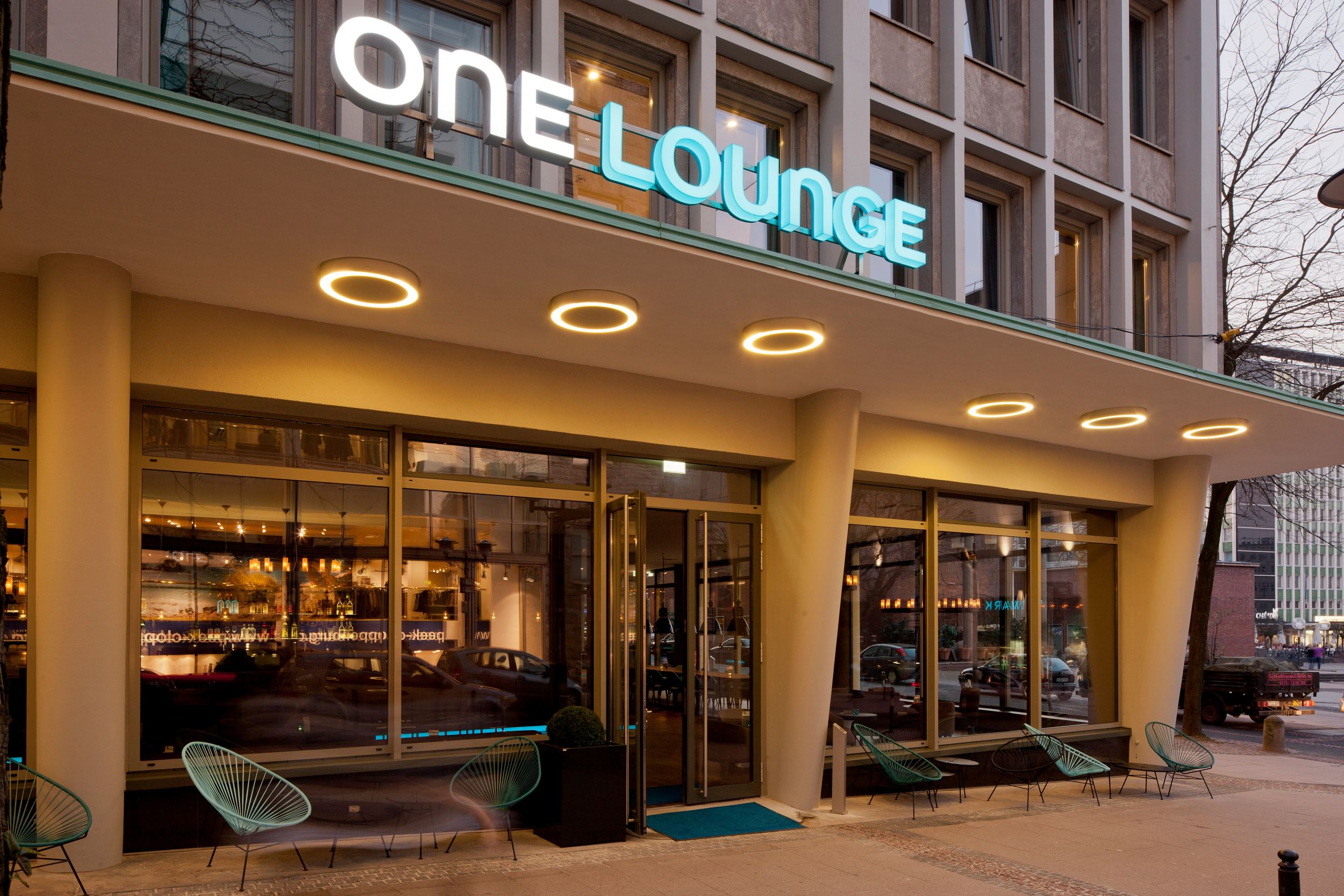 Hotel Essen Motel One Eingang zur One Lounge mit Logo über der Tür sowie Sitzgelegenheiten