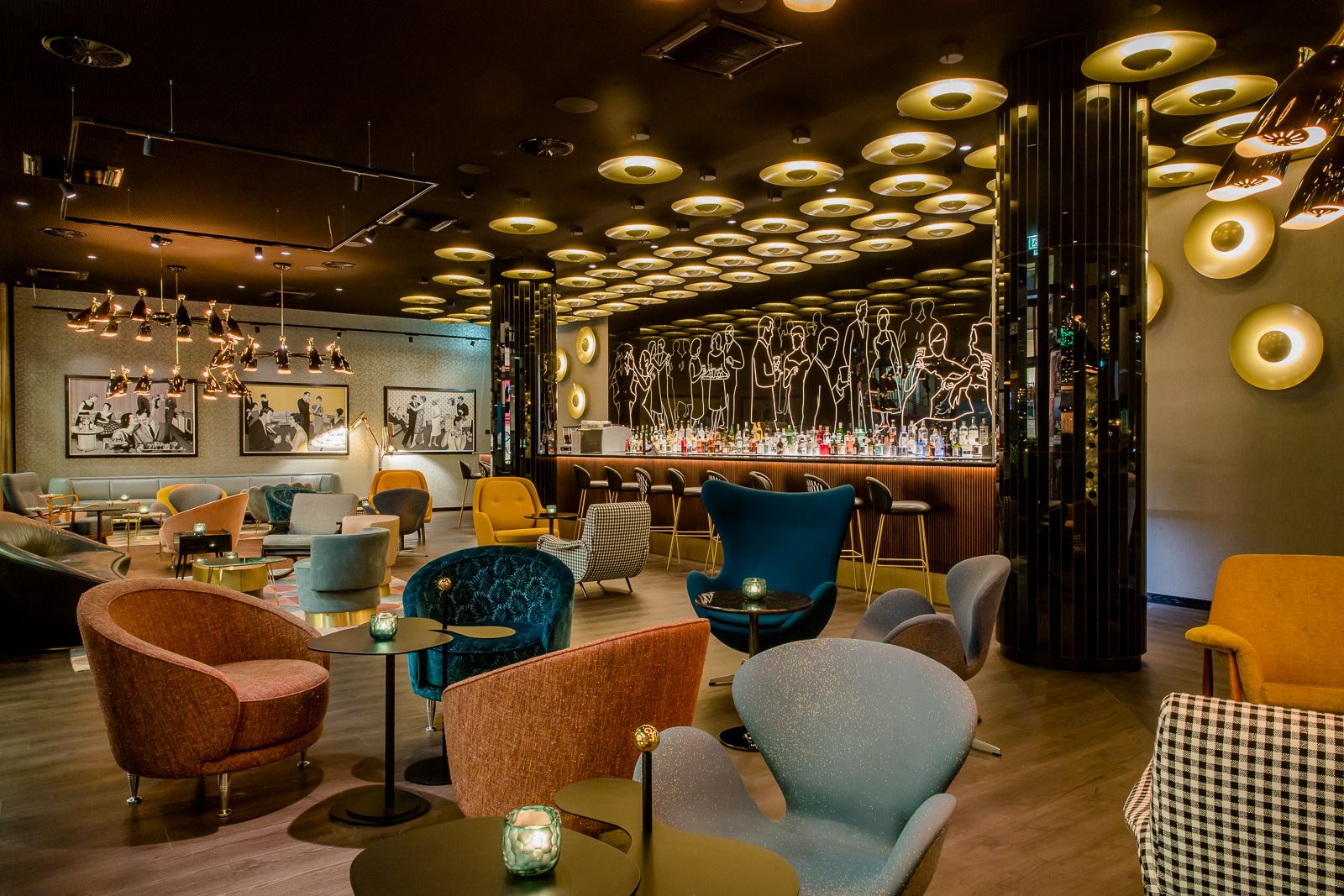 Designhotel Essen Motel One Lounge und Bar mit mehreren Sesseln in unterschiedlichen Farben