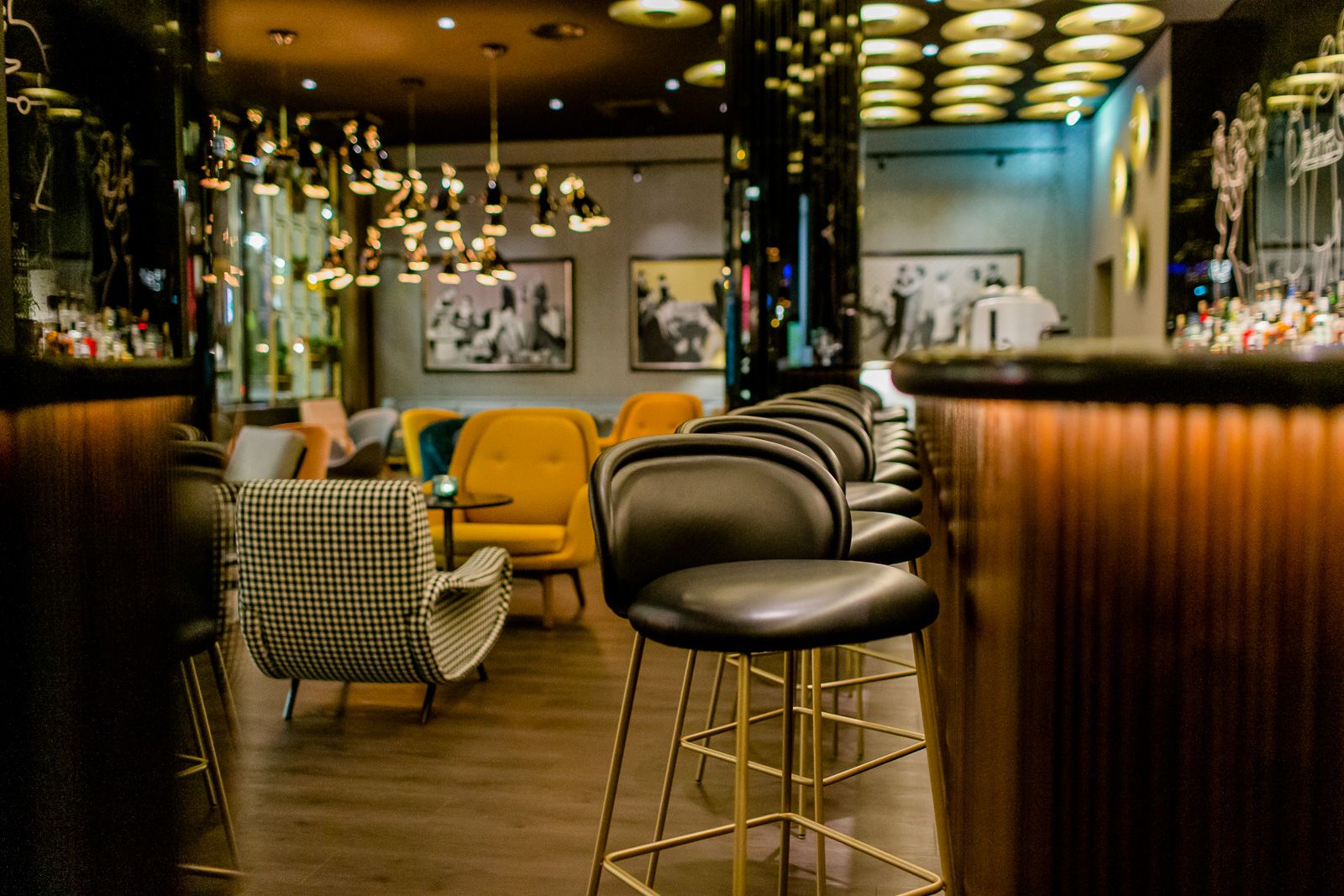 Designhotel Essen Motel One seitlicher Blick auf die Bar und in die Lounge