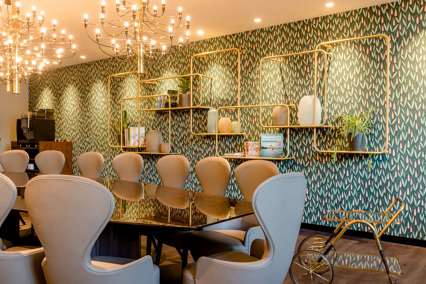 Designhotel Essen Motel One Meetingraum mit langem Tisch und mehreren Stühlen