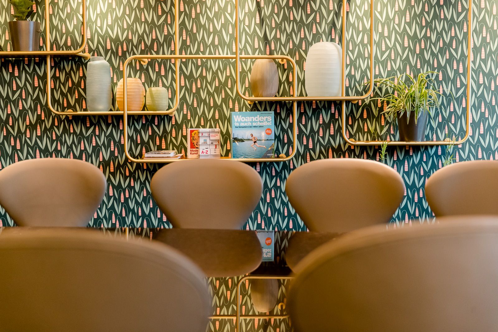 Designhotel Essen Motel One heller Konferenzraum mit langem Tisch und mehreren Stühlen