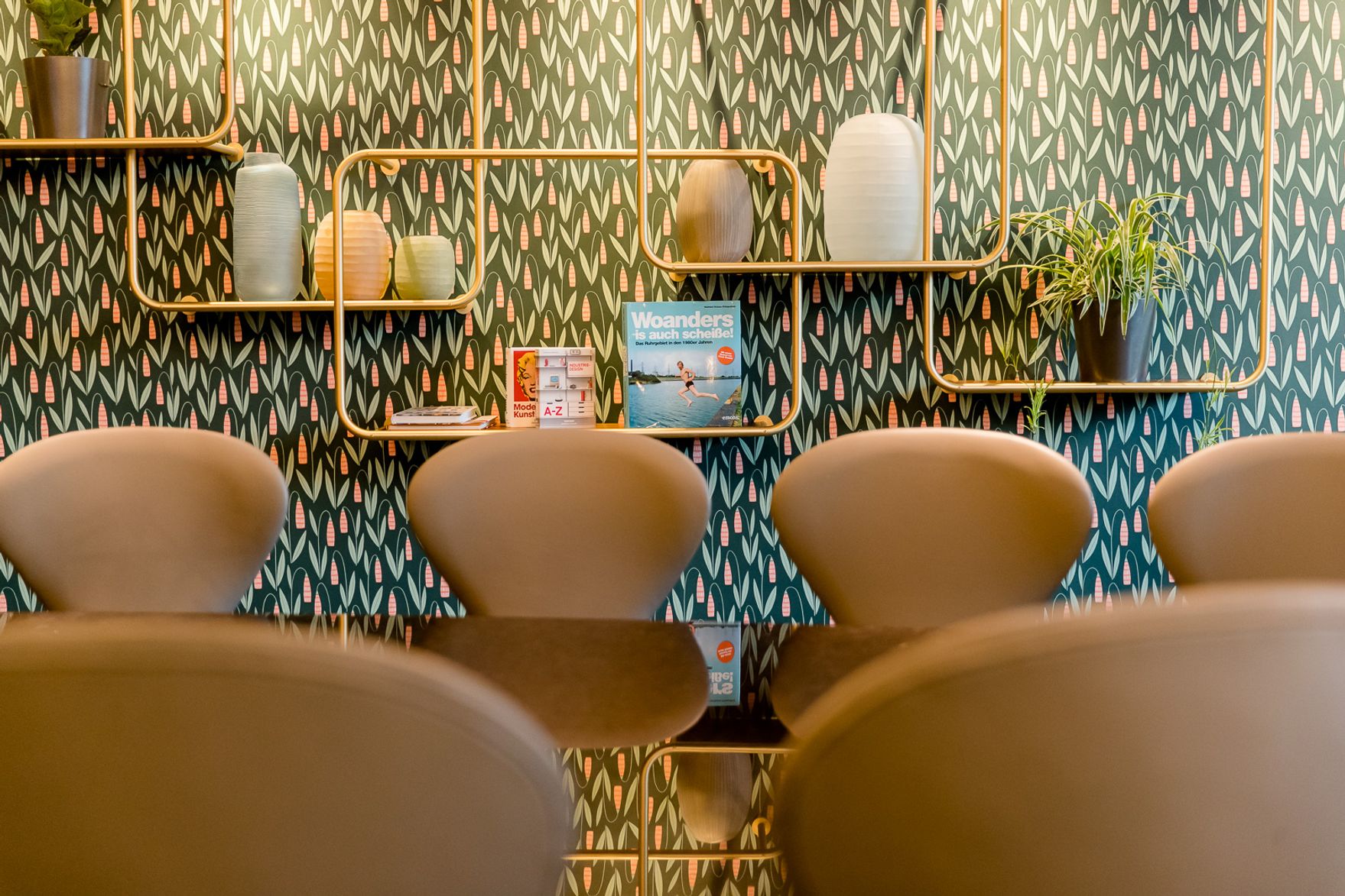 Designhotel Essen Motel One heller Konferenzraum mit langem Tisch und mehreren Stühlen