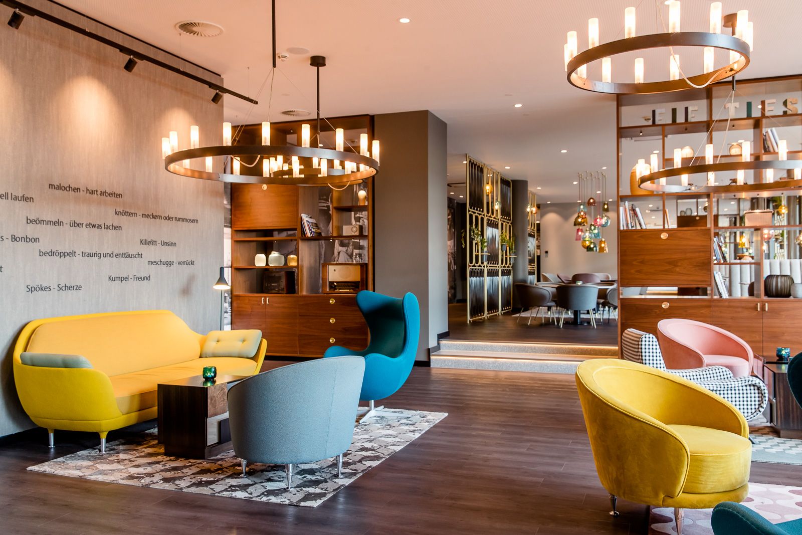 Designhotel Essen Motel One helle Lounge mit Sofas, Sesseln und Tischen
