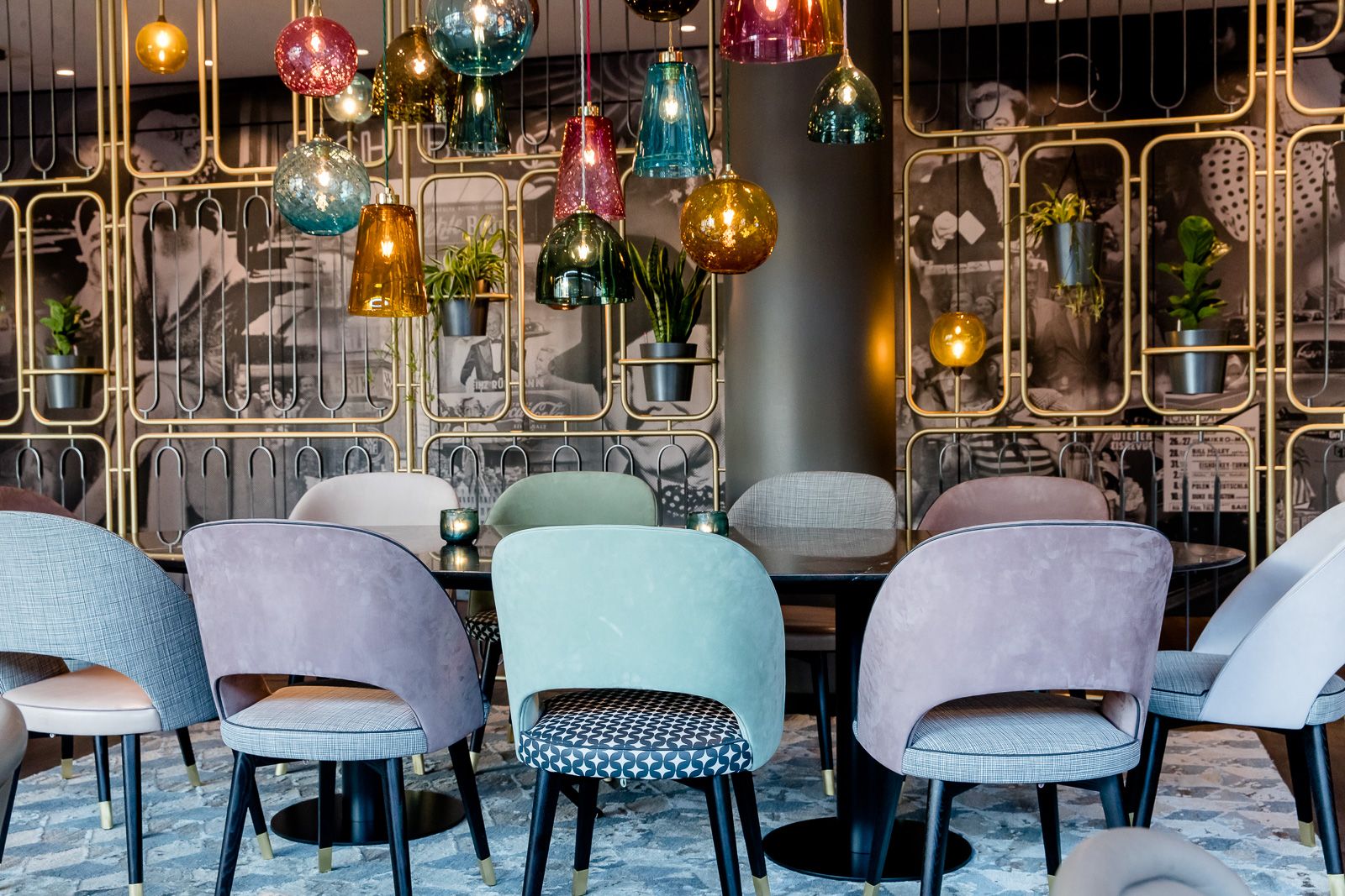 Designhotel Essen Motel One helle Lounge mit langem Tisch und mehreren Stühlen