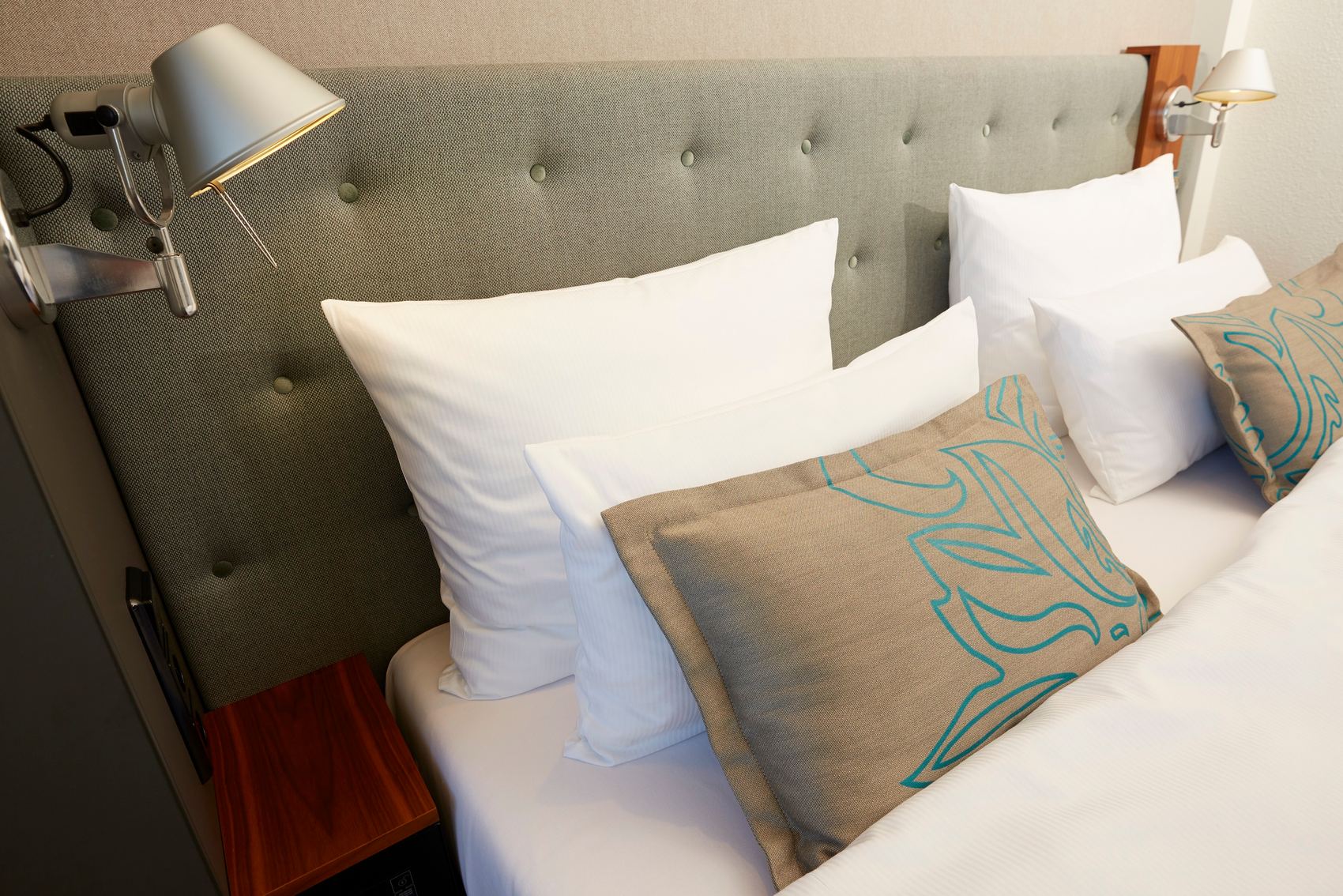 Designhotel Essen Motel One seitlicher Blick auf Kopfteil eines Doppelbettes