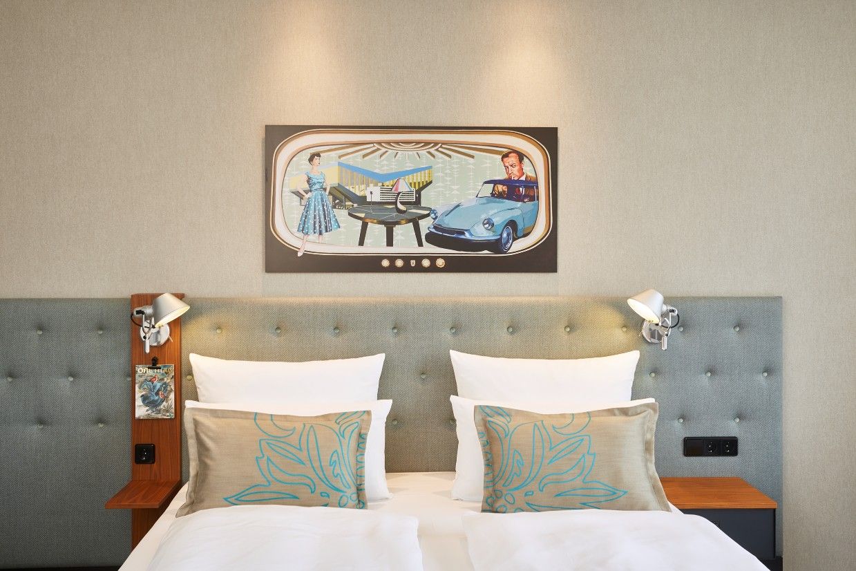 Hotel Essen Motel One Blick auf das Kopfteil eines Doppelbettes mit zwei Zierkissen