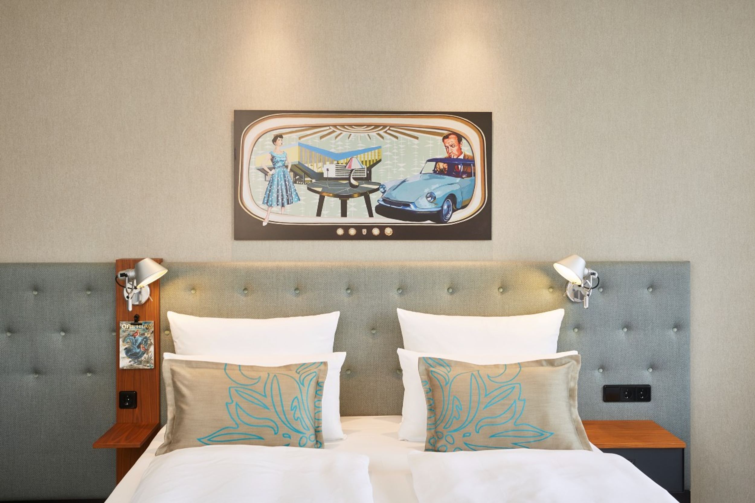 Hotel Essen Motel One Blick auf das Kopfteil eines Doppelbettes mit zwei Zierkissen