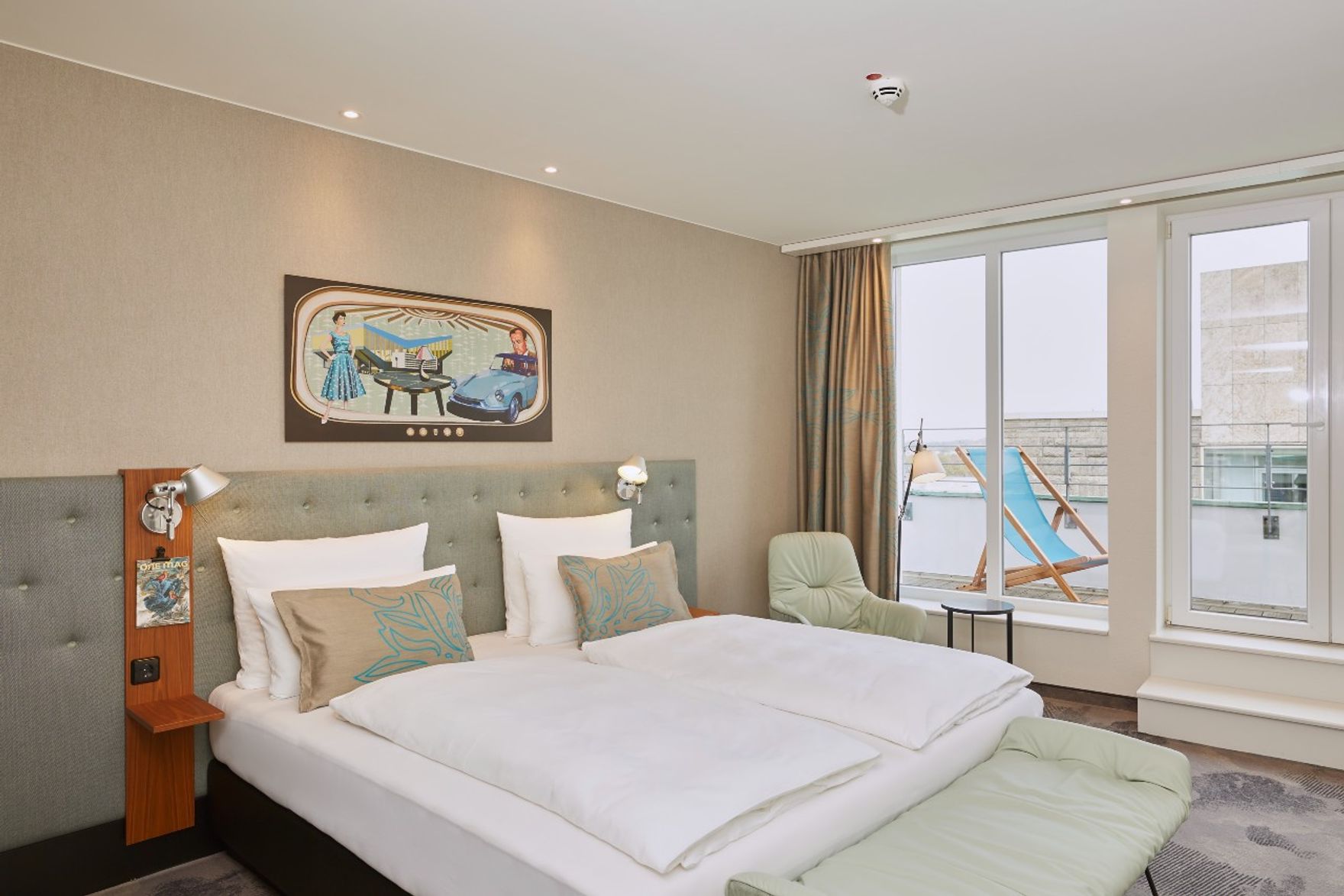 Hotel Essen Motel One Balkonzimmer mit großem Doppelbett sowie Liegestuhl auf dem Balkon