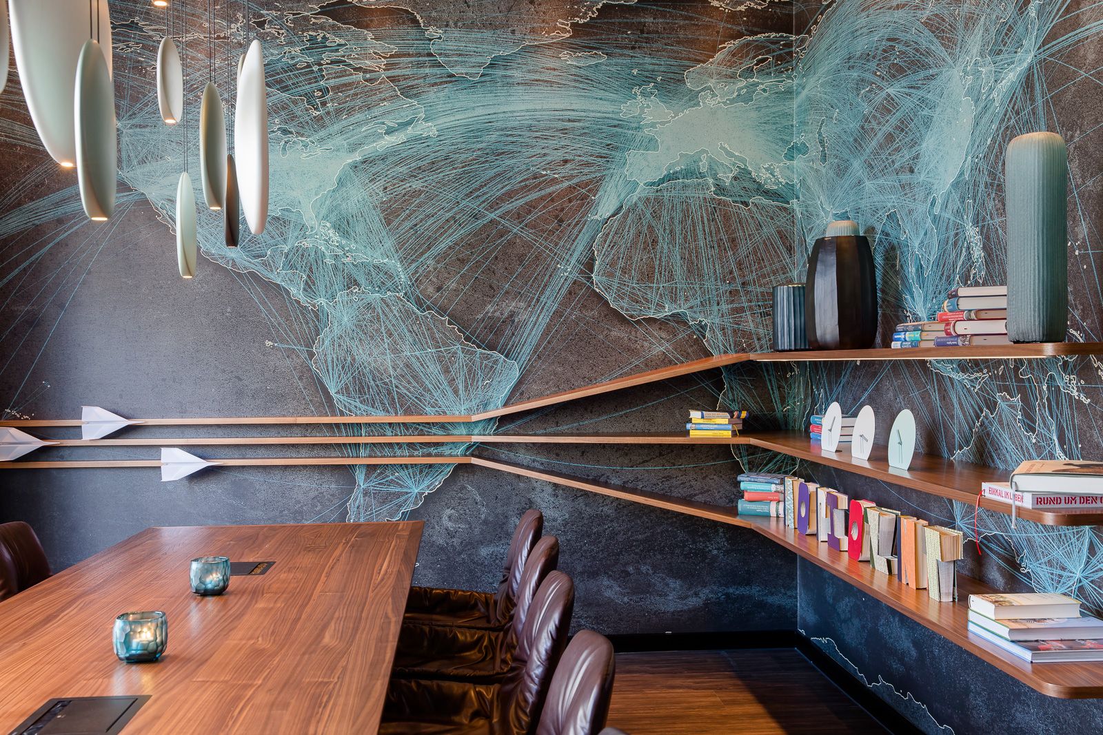 Hotel Frankfurt Airport Motel One Lounge mit Tisch und mehreren Stühlen