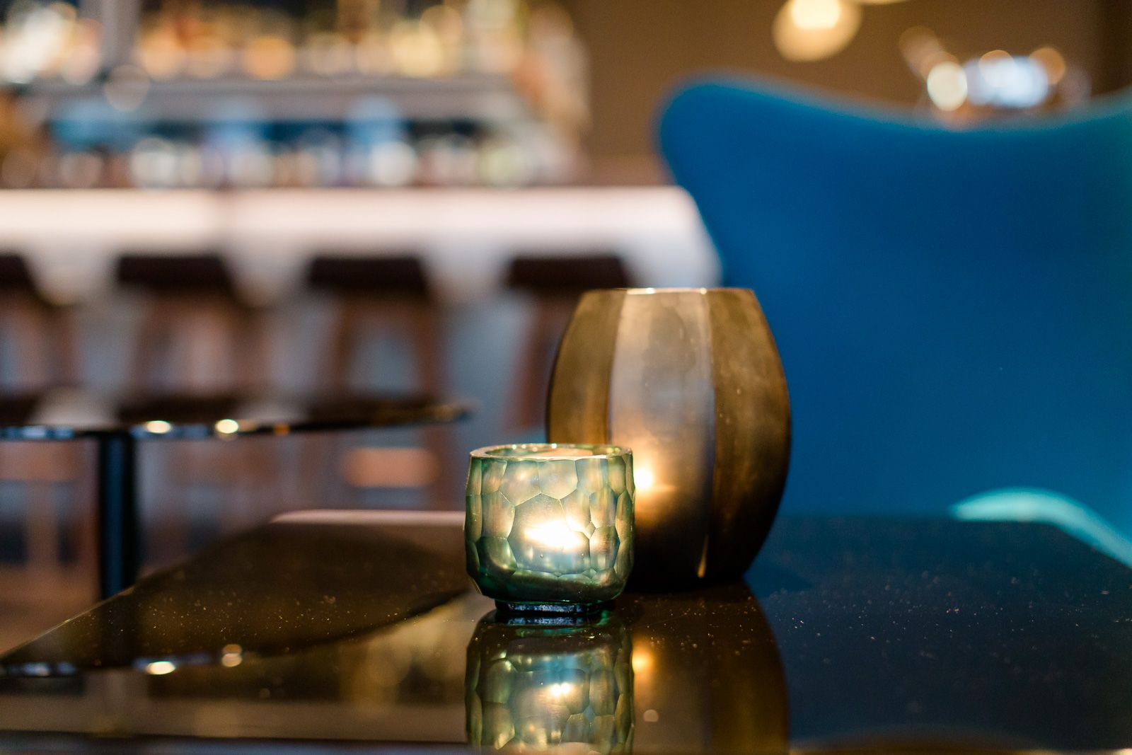 Hotel Frankfurt Airport Motel One Blick auf zwei Teelichter, die auf einem Beistelltisch neben einem Egg chair stehen