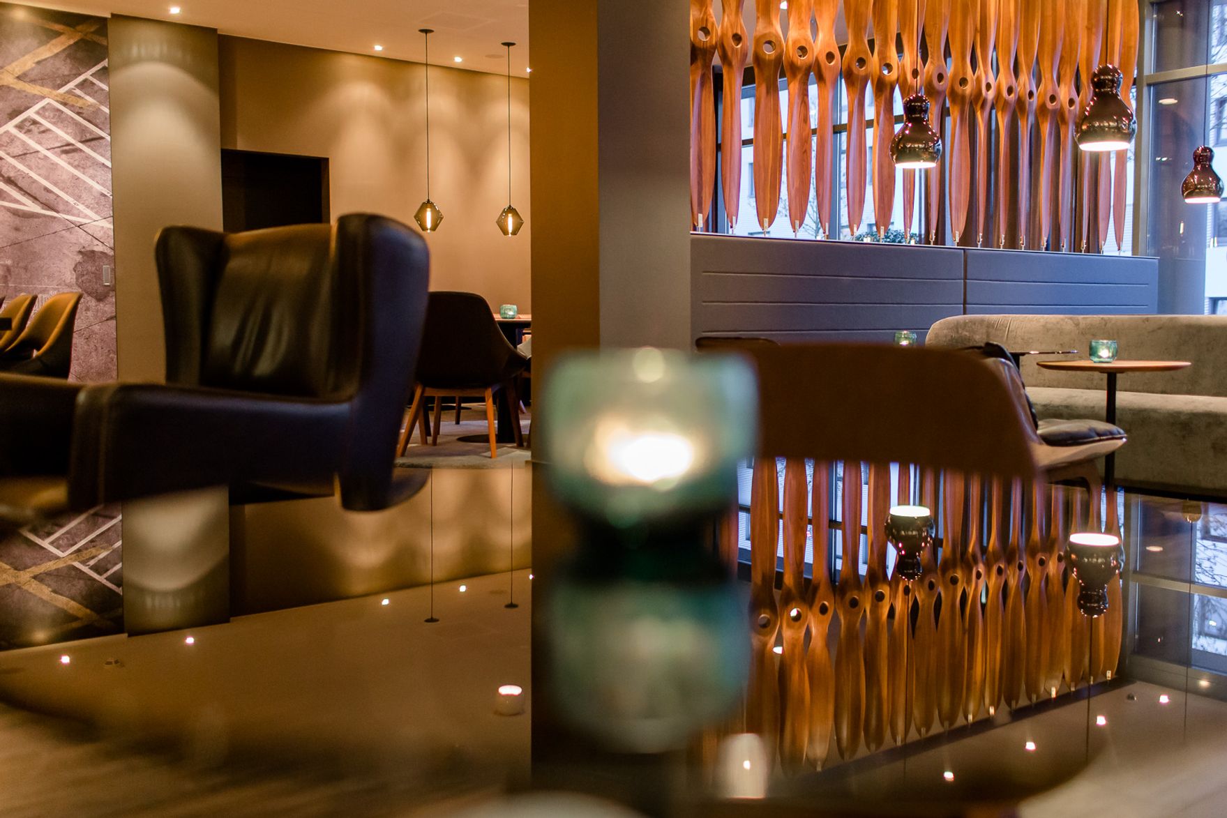 Hotel Frankfurt Airport Motel One helle Lounge mit mehreren Sitzgelegenheiten