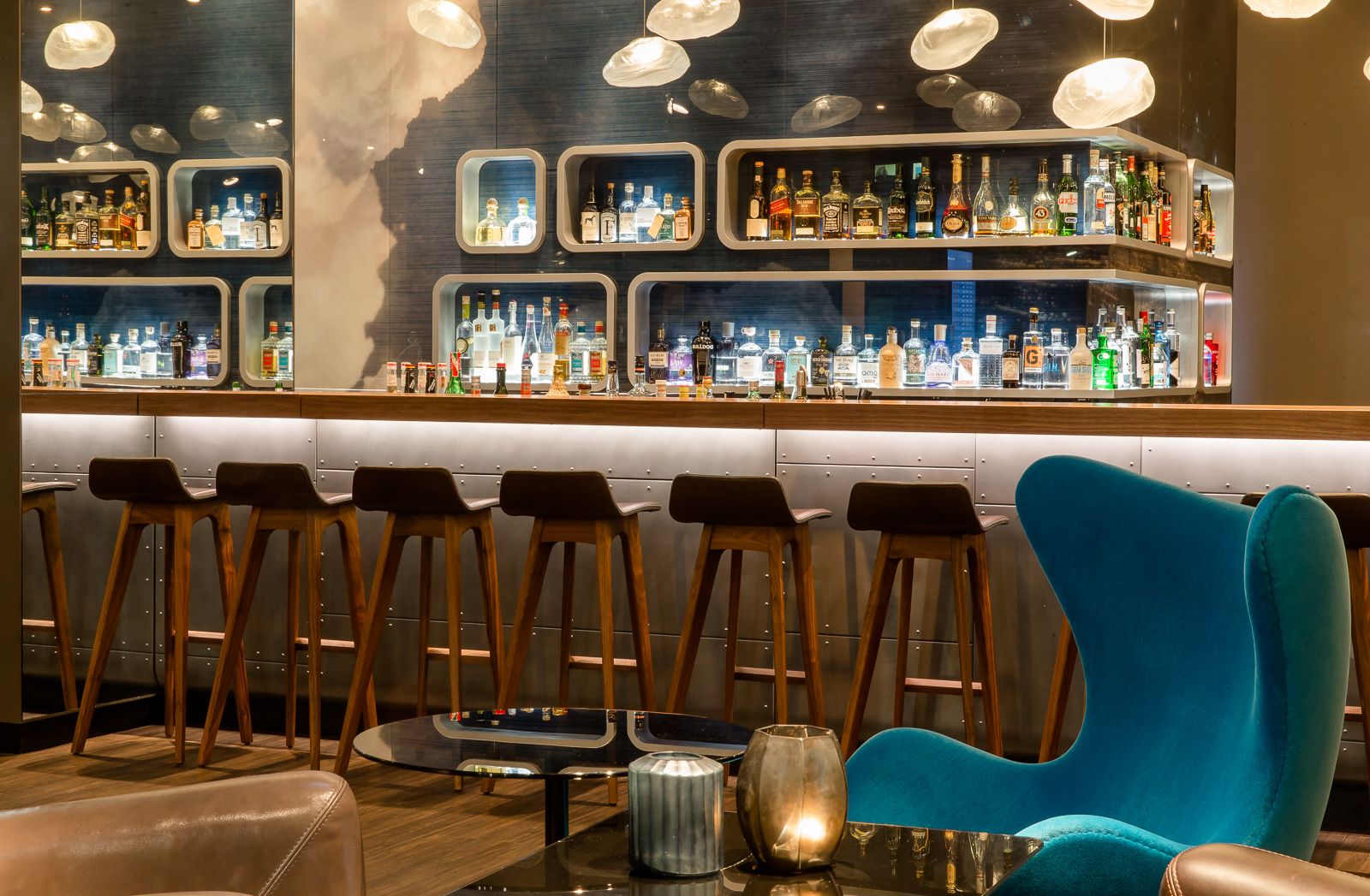 Hotel Frankfurt Airport Motel One Blick auf die große Bar sowie ein Egg chair im Vordergrund