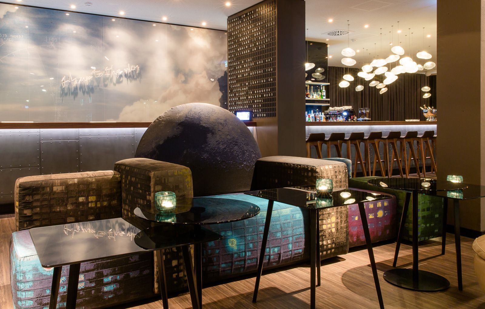 Hotel Frankfurt Airport Motel One Lounge und Bar mit zwei großen Sesseln