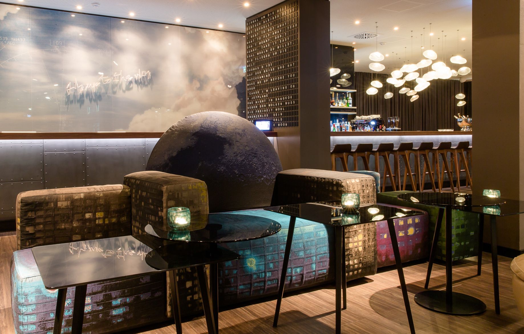Hotel Frankfurt Airport Motel One Lounge und Bar mit zwei großen Sesseln