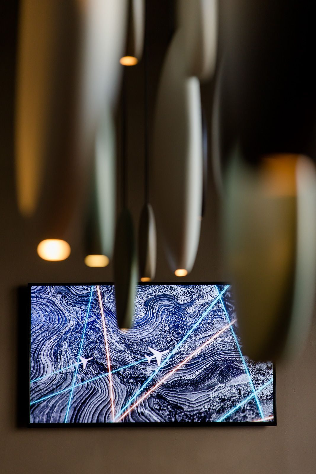 Hotel Frankfurt Airport Motel One Blick auf einen Fernseher an der Wand 