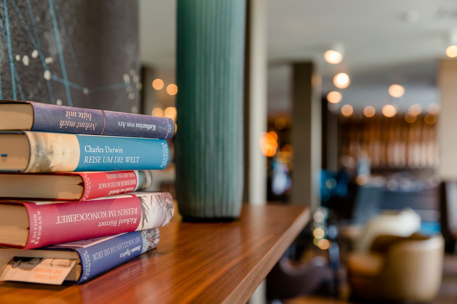 Hotel Frankfurt Airport Motel One Blick auf fünf gestapelte Bücher in heller Lounge