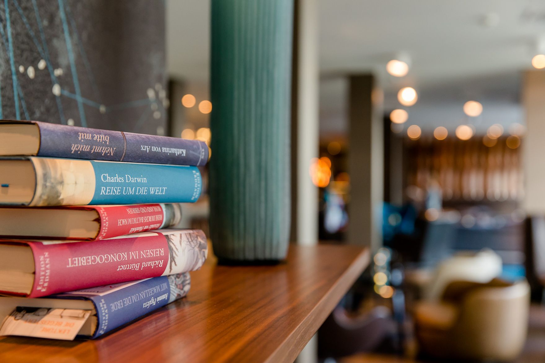 Hotel Frankfurt Airport Motel One Blick auf fünf gestapelte Bücher in heller Lounge