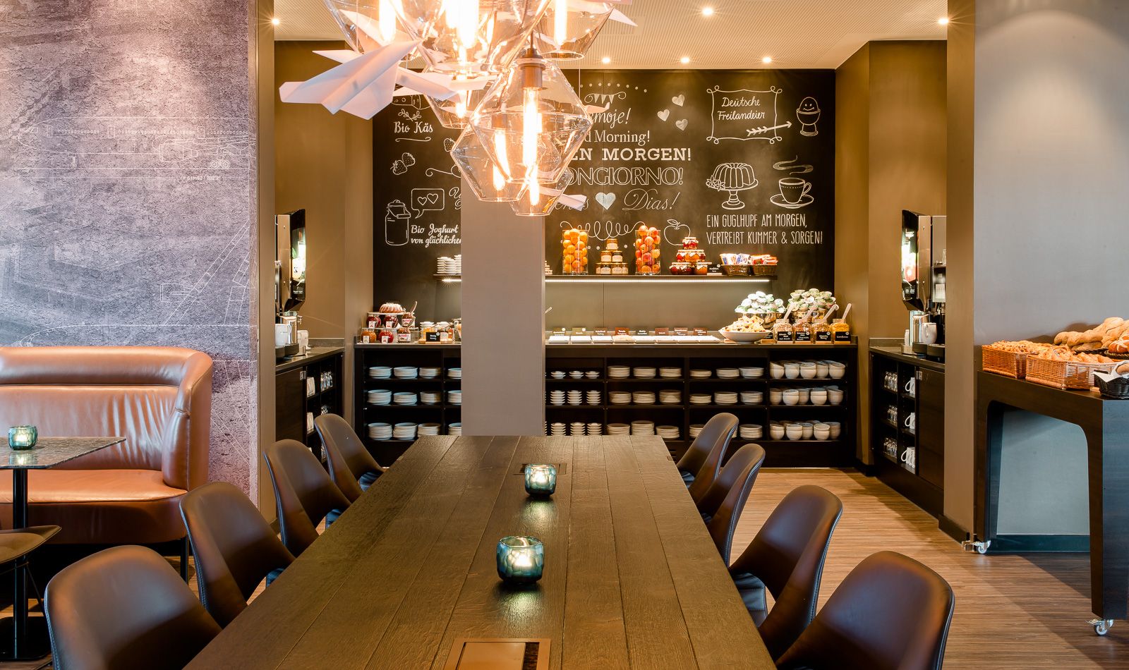 Hotel Frankfurt Airport Motel One Frühstücksraum mit langem Tisch sowie Buffet