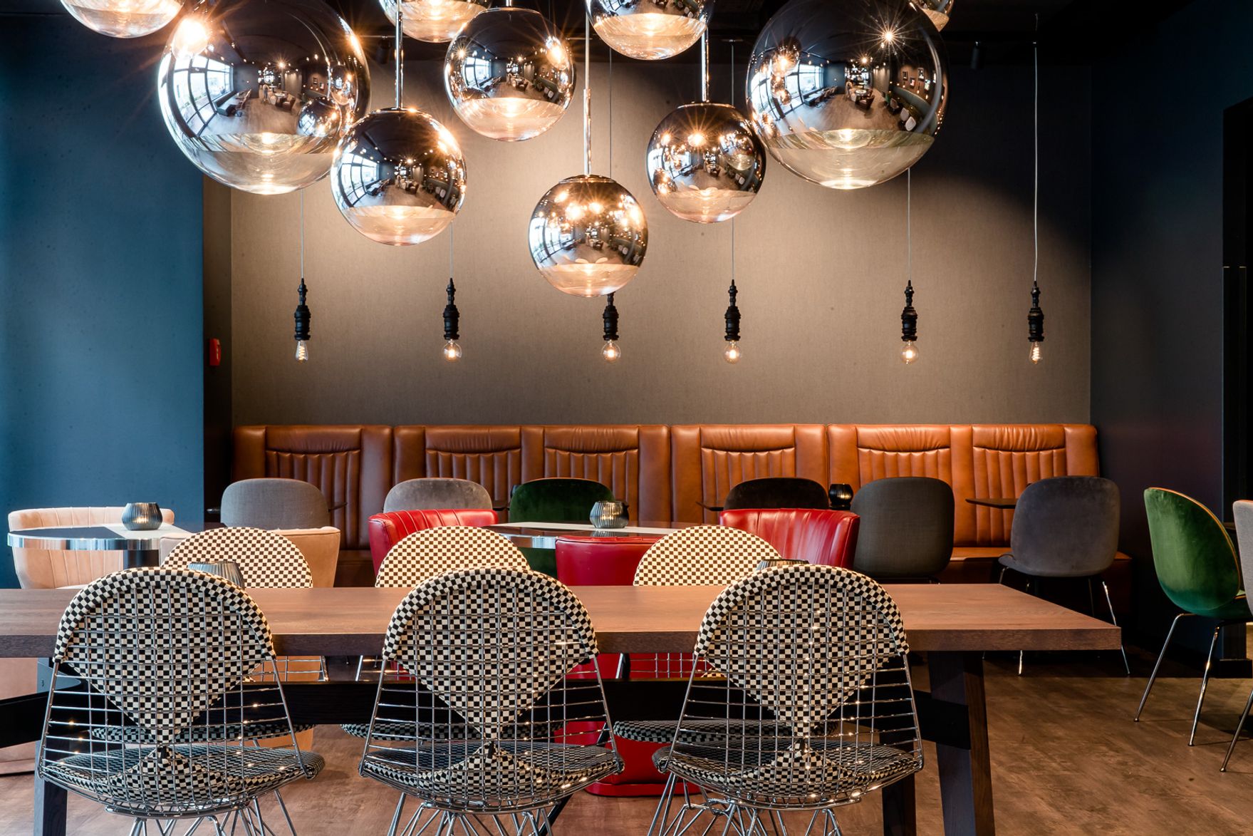 Designhotel Frankfurt East Side Motel One Lounge mit mehreren Sitzgelegenheiten
