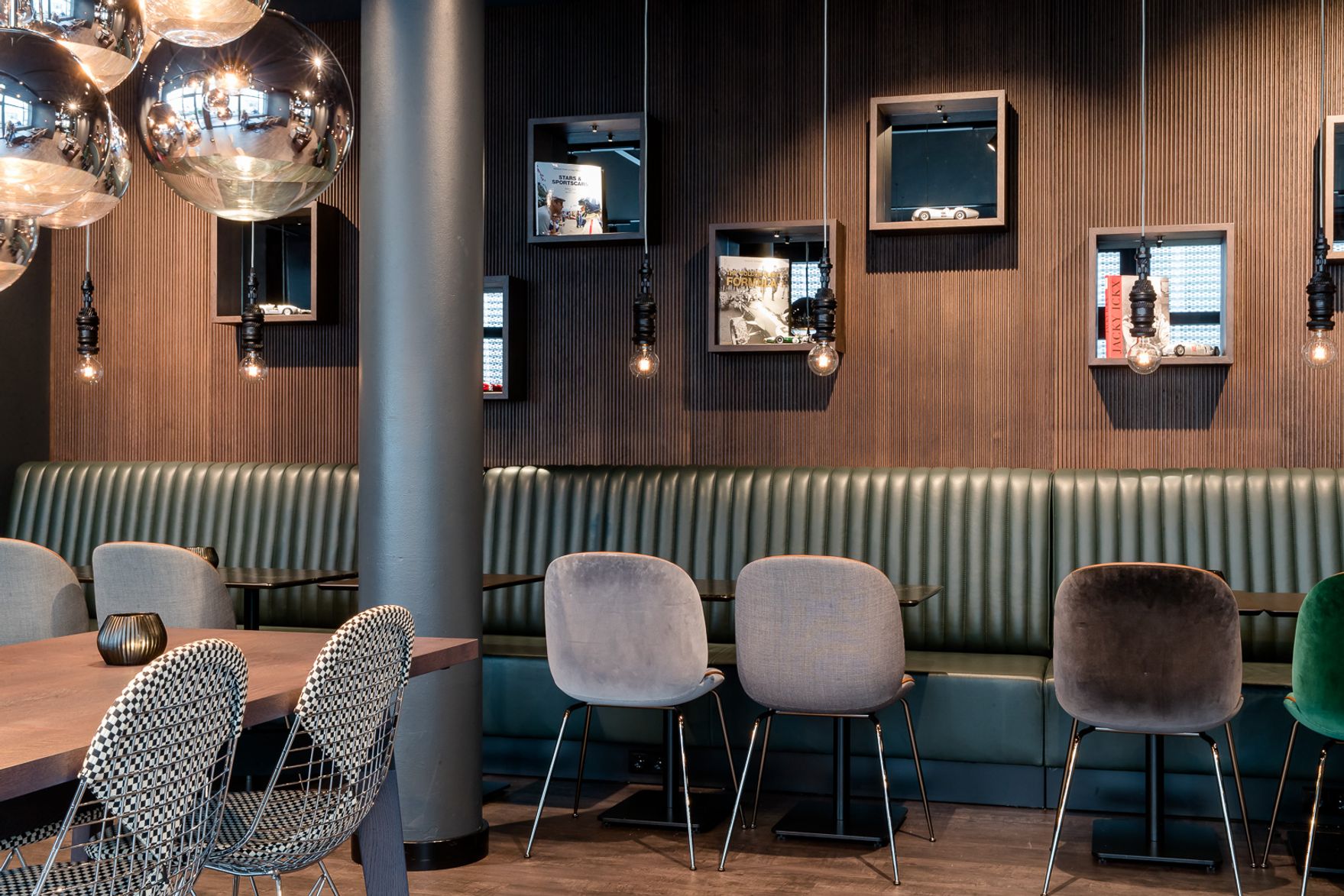 Hotel Frankfurt East Side Motel One Lounge mit langer Sitzbank sowie Tischen und Stühlen zum Verweilen