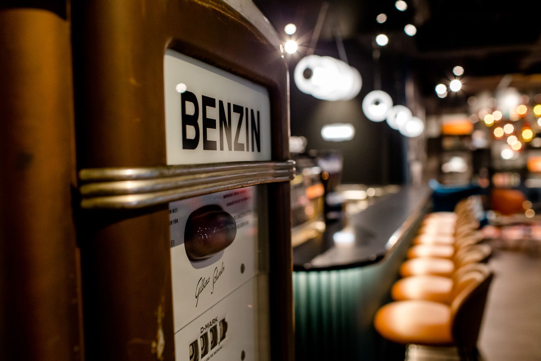 Hotel Frankfurt East Side Motel One Nahaufnahme auf eine alte Zapfsäule einer Tankstelle mit der Aufschrift Benzin als Dekoration in der Lounge