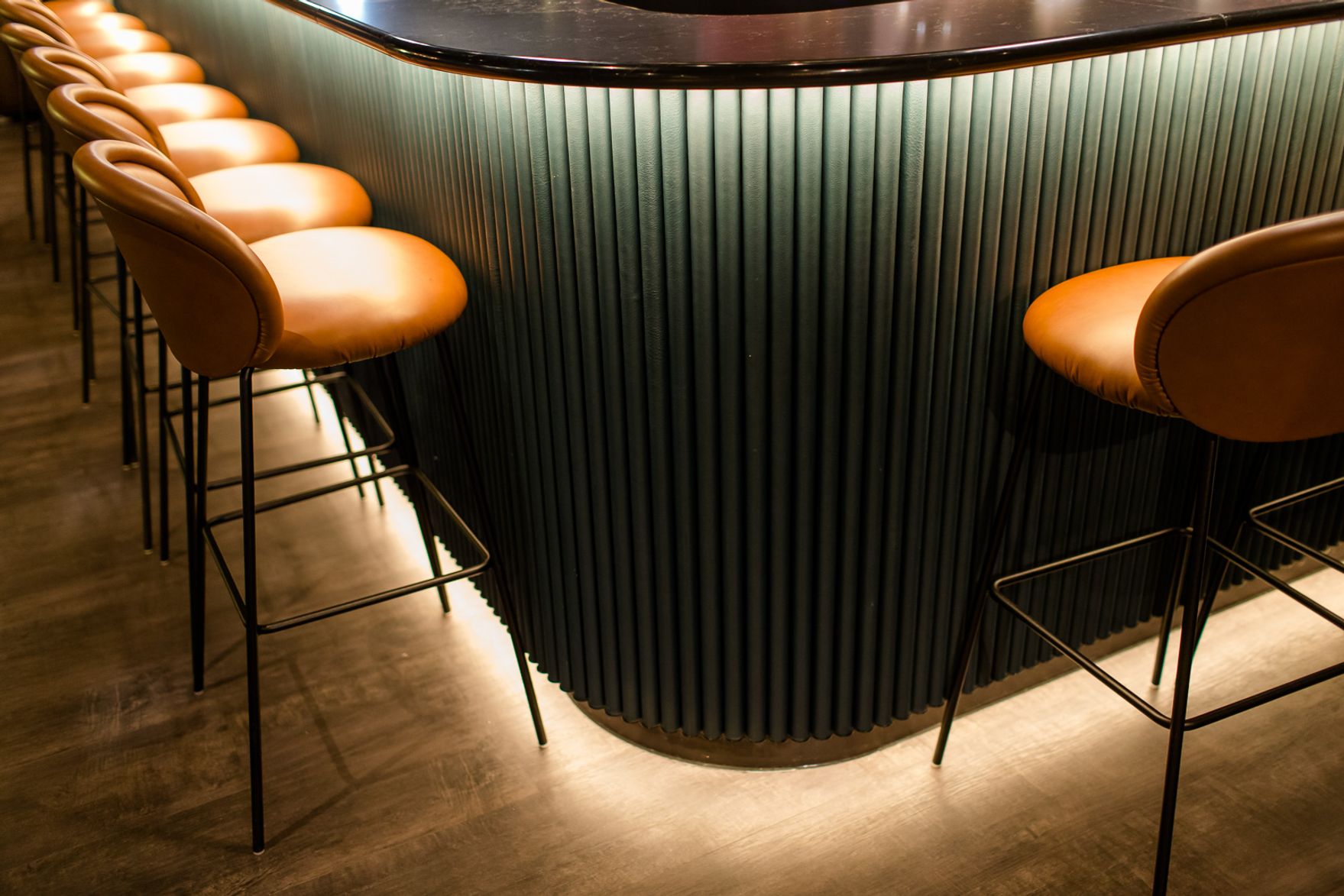 Hotel Frankfurt East Side Motel One Nahaufnahme Tresen der Bar mit Barhockern