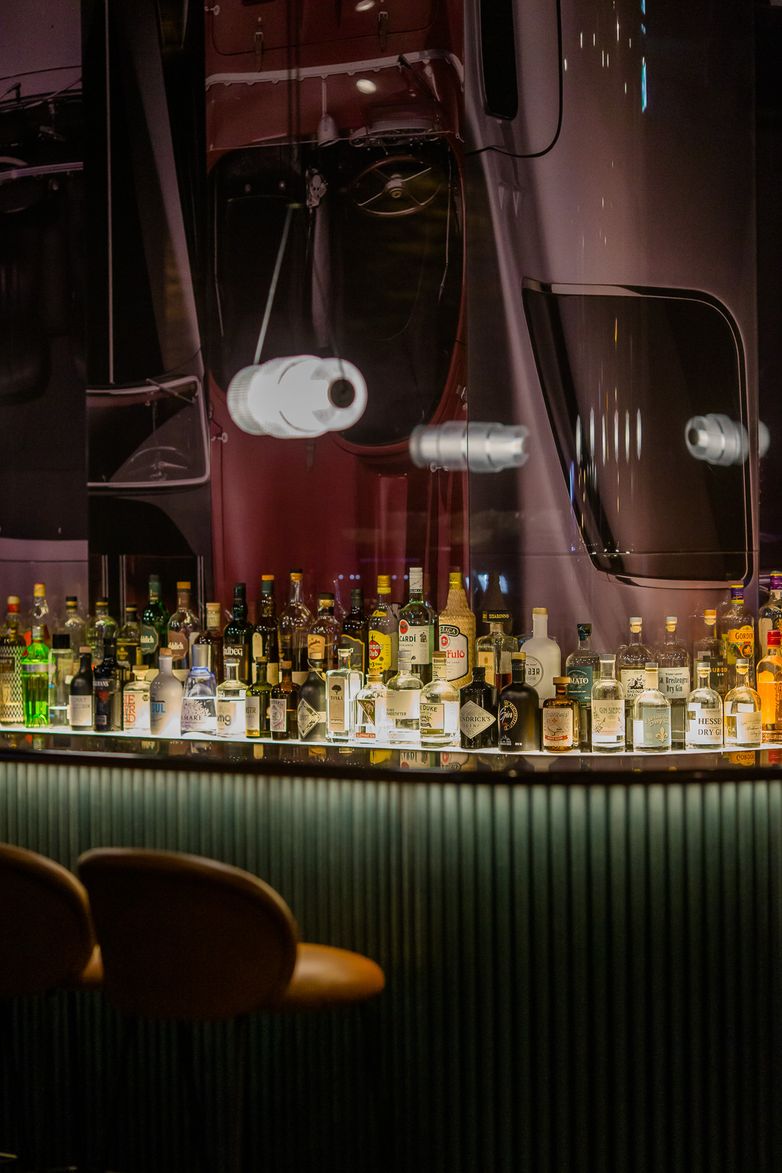 Hotel Frankfurt East Side Motel One Bar mit zahlreichen Spirituosen