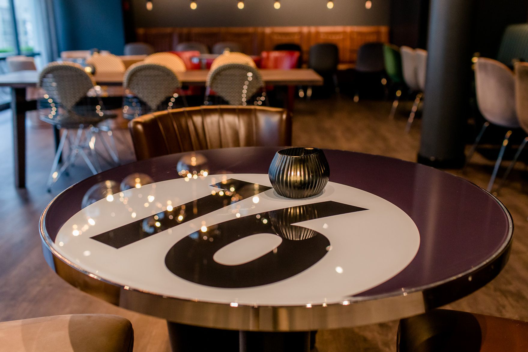 Hotel Frankfurt East Side Motel One Tisch im Stil einer Billardkugel in lila mit Zahl Nummer 16