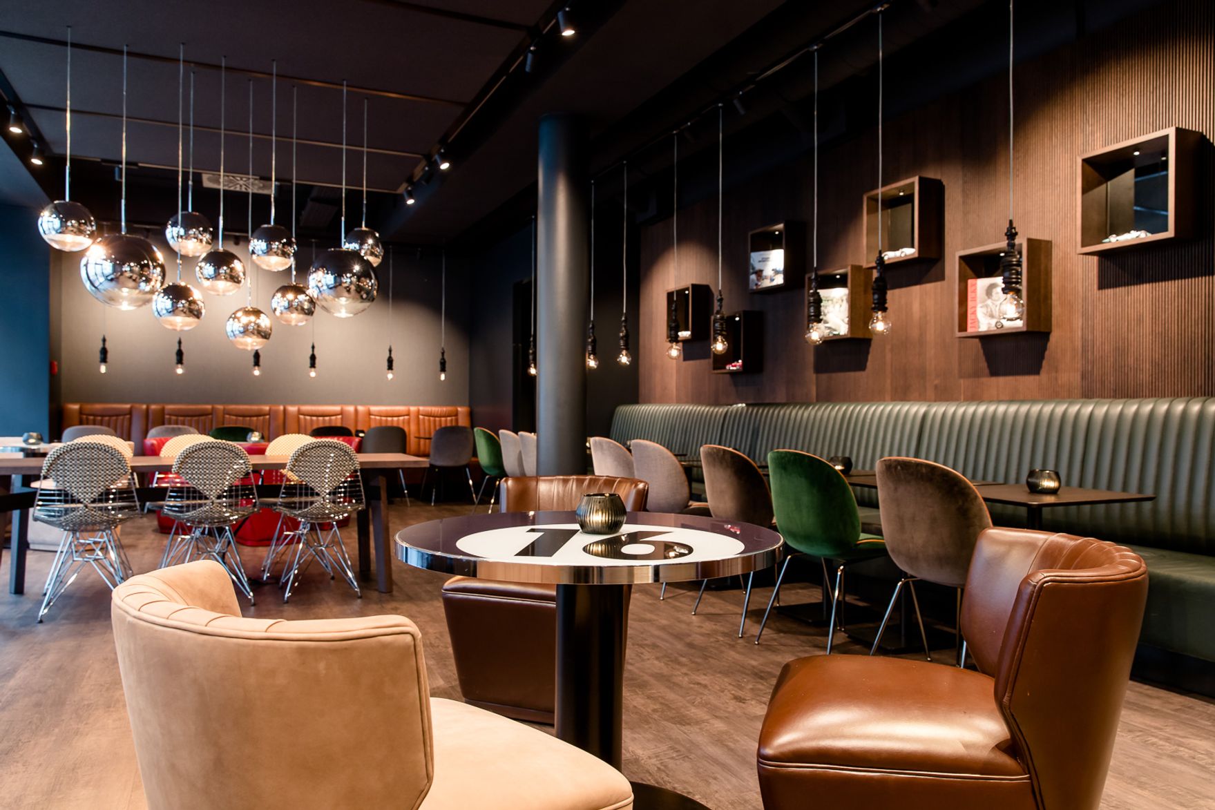 Hotel Frankfurt East Side Motel One heller und großer Sitzbereich mit mehreren Tischen und Stühlen zum Verweilen