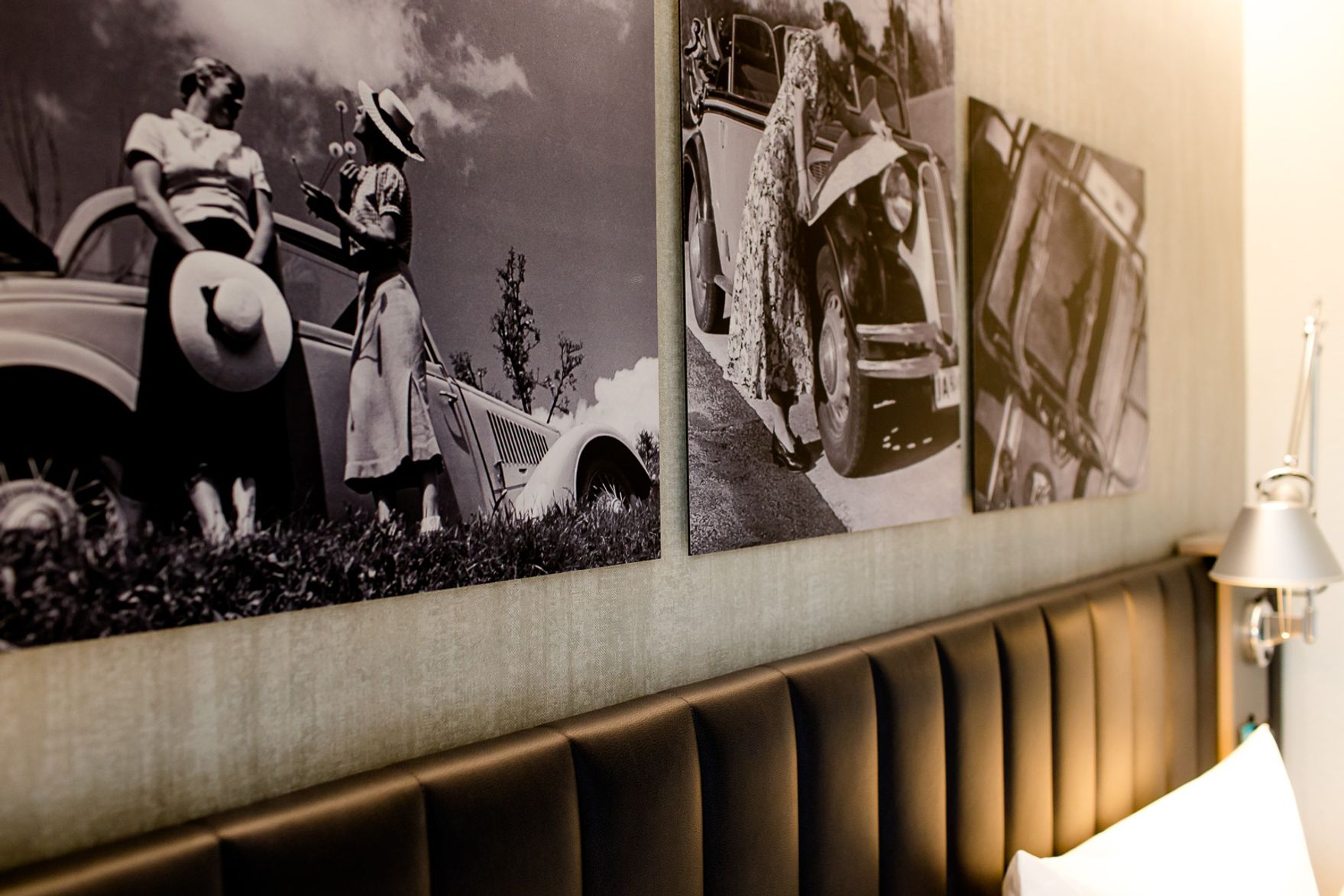 Hotel Frankfurt East Side Motel One Blick auf Bilder an der Wand über einem Bett