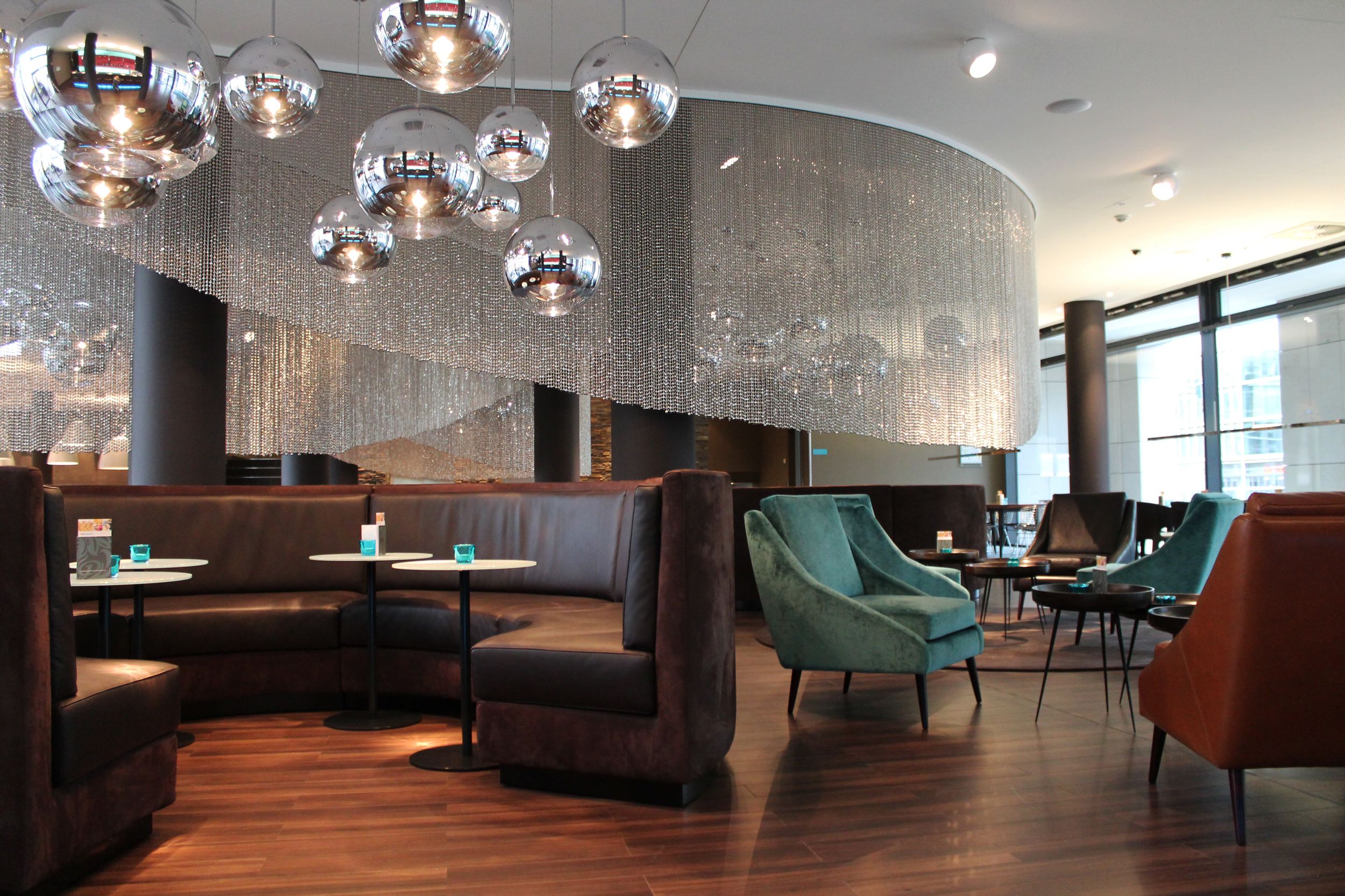 Designhotel Frankfurt Messe Motel One helle Lounge mit mehreren Sesseln