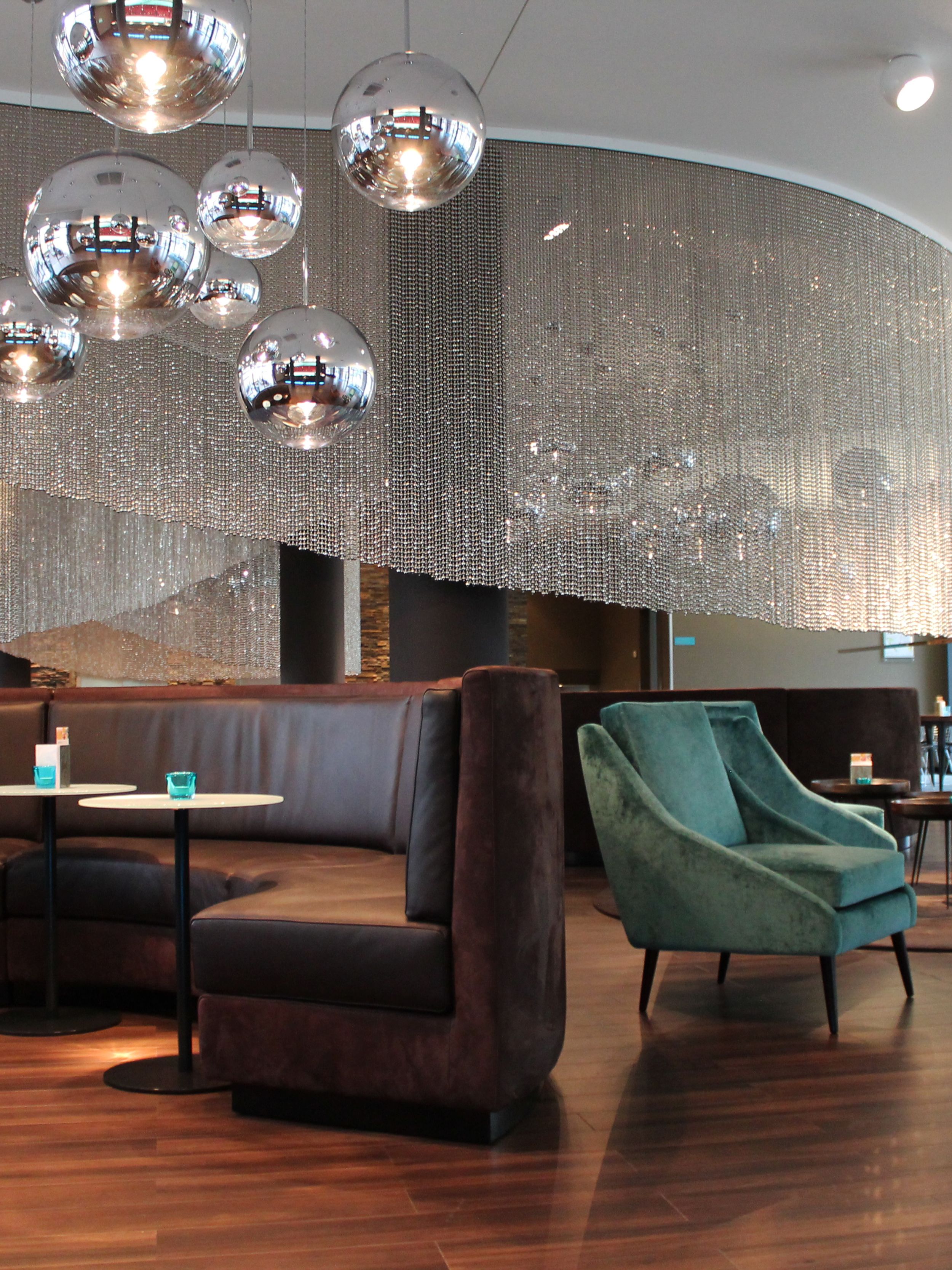Designhotel Frankfurt Messe Motel One helle Lounge mit mehreren Sesseln