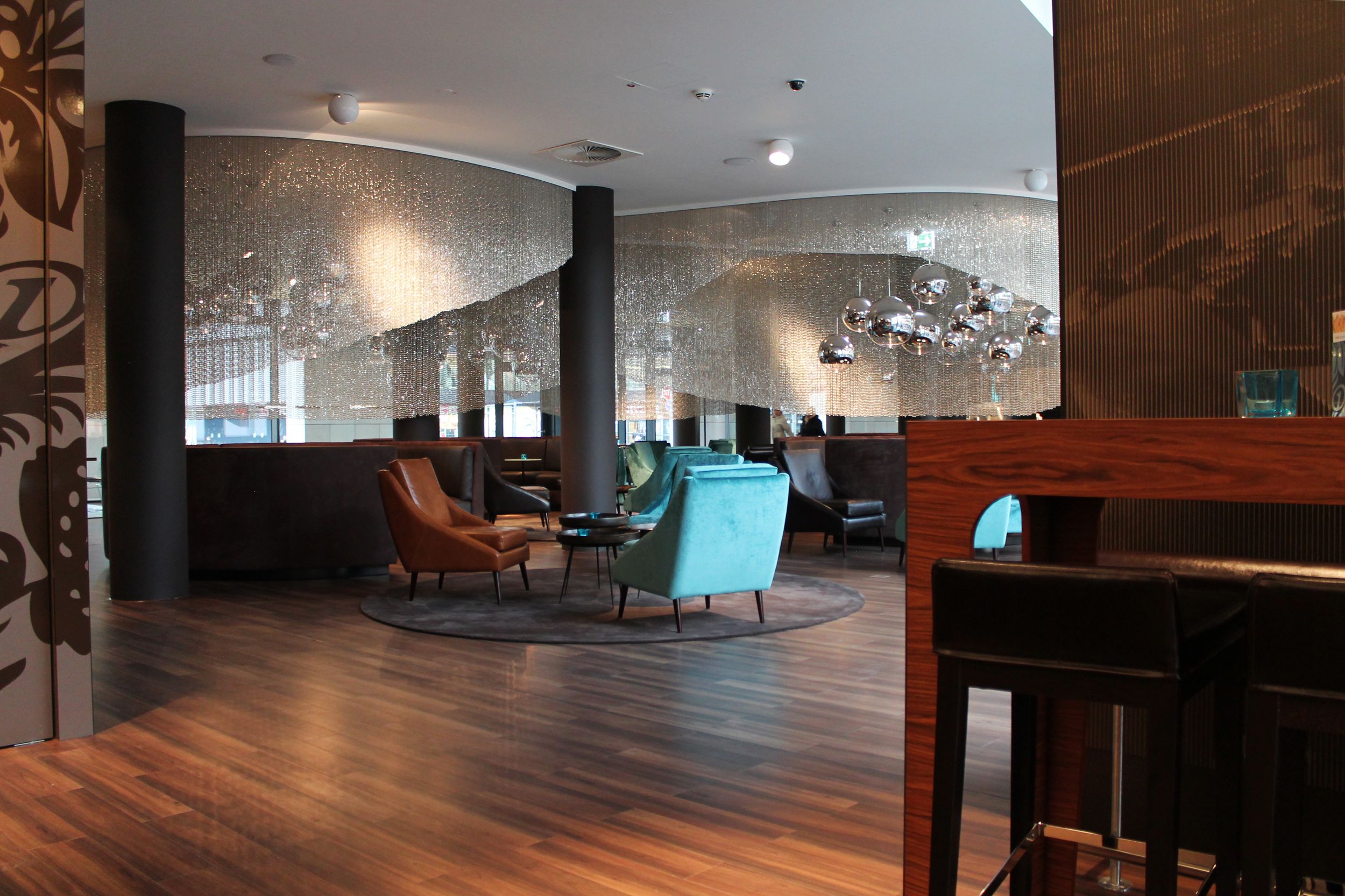 Designhotel Frankfurt Messe Motel One große und helle Lounge mit mehreren Sitzgelegenheiten