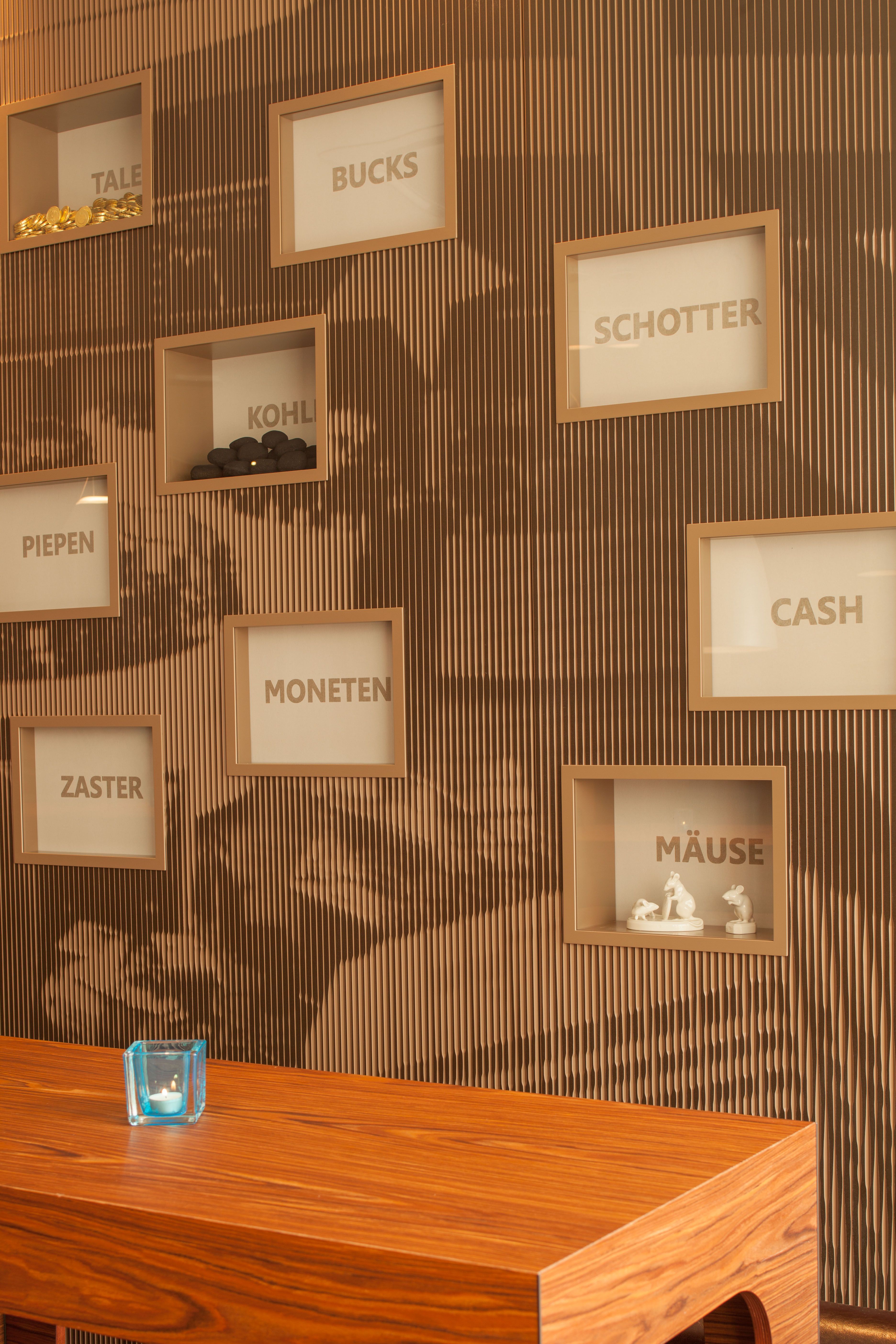 Hotel Frankfurt Messe Motel One Wand mit unterschiedlichen Bezeichnungen für das Wort Geld