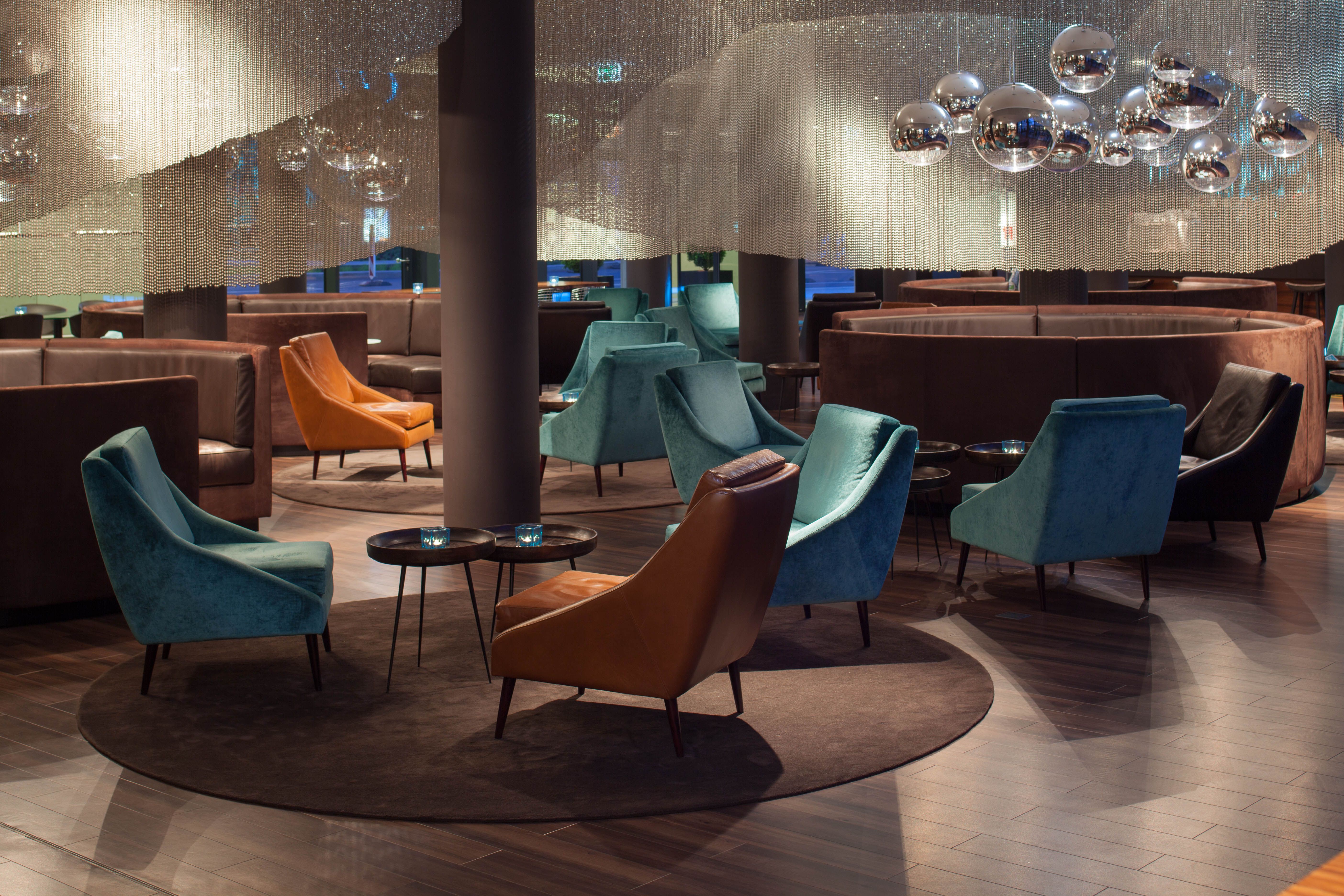 Designhotel Frankfurt Messe Motel One große Lounge mit vielen Sofas und Sesseln