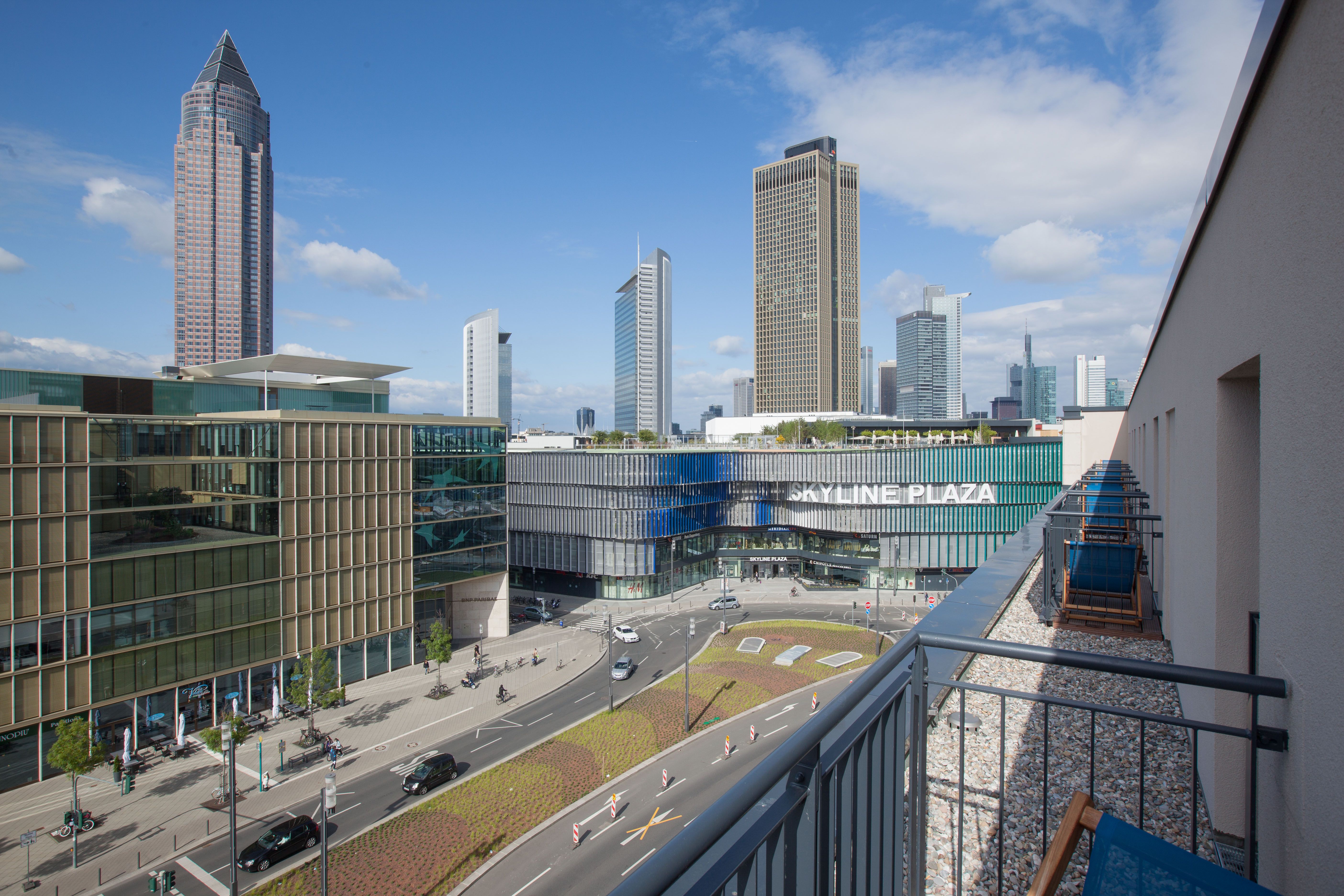 Hotel Frankfurt Messe Motel One Balkonzimmer mit Blick auf Skyline Plaza sowie die Hochhäuser der Stadt