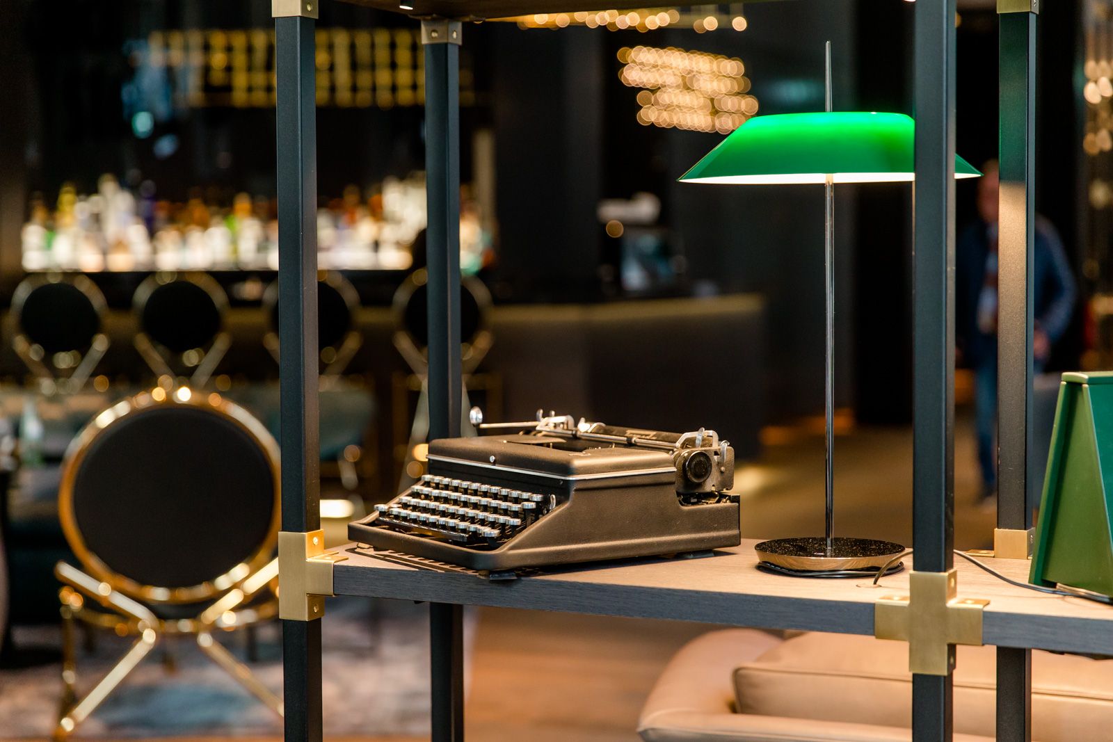 Hotel Frankfurt Römer Motel One Nahaufnahme auf alte Schreibmaschine in offenem Regal